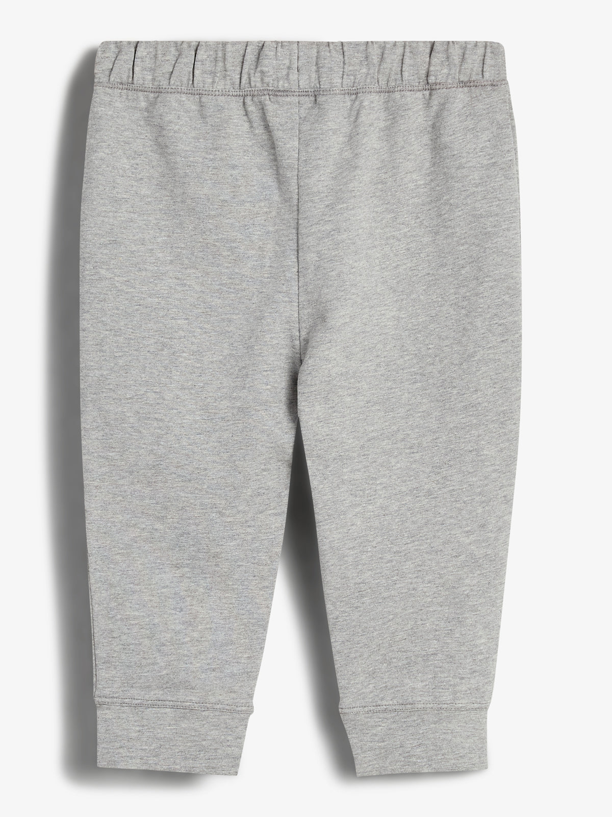 Eine graue Jogginghose liegt flach auf einem weißen Hintergrund. Das elastische Bündchen und die schlichte, bequeme Passform sind sichtbar, ohne weitere Verzierungen oder Details.