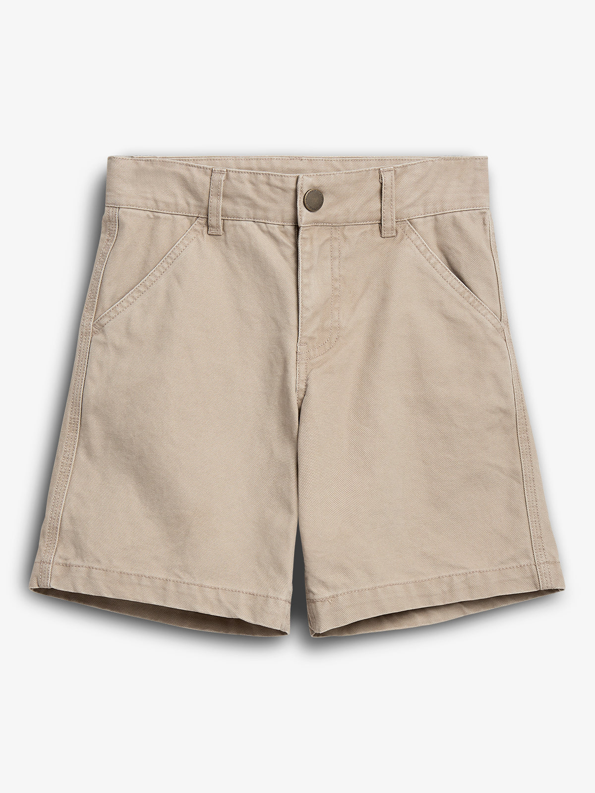 Beige Shorts liegen flach mit einem Knopfverschluss, zwei Seitentaschen und Gürtelschlaufen auf hellem Hintergrund.