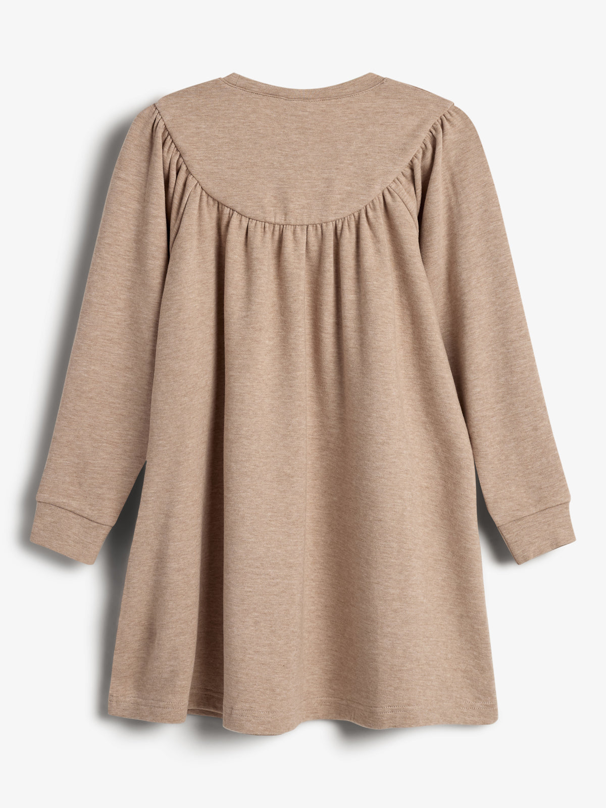 Beigefarbenes, langärmliges Kleid hängt locker; Rückenansicht zeigt gerafftes Detail am oberen Teil. Der Hintergrund ist weiß und schlicht.