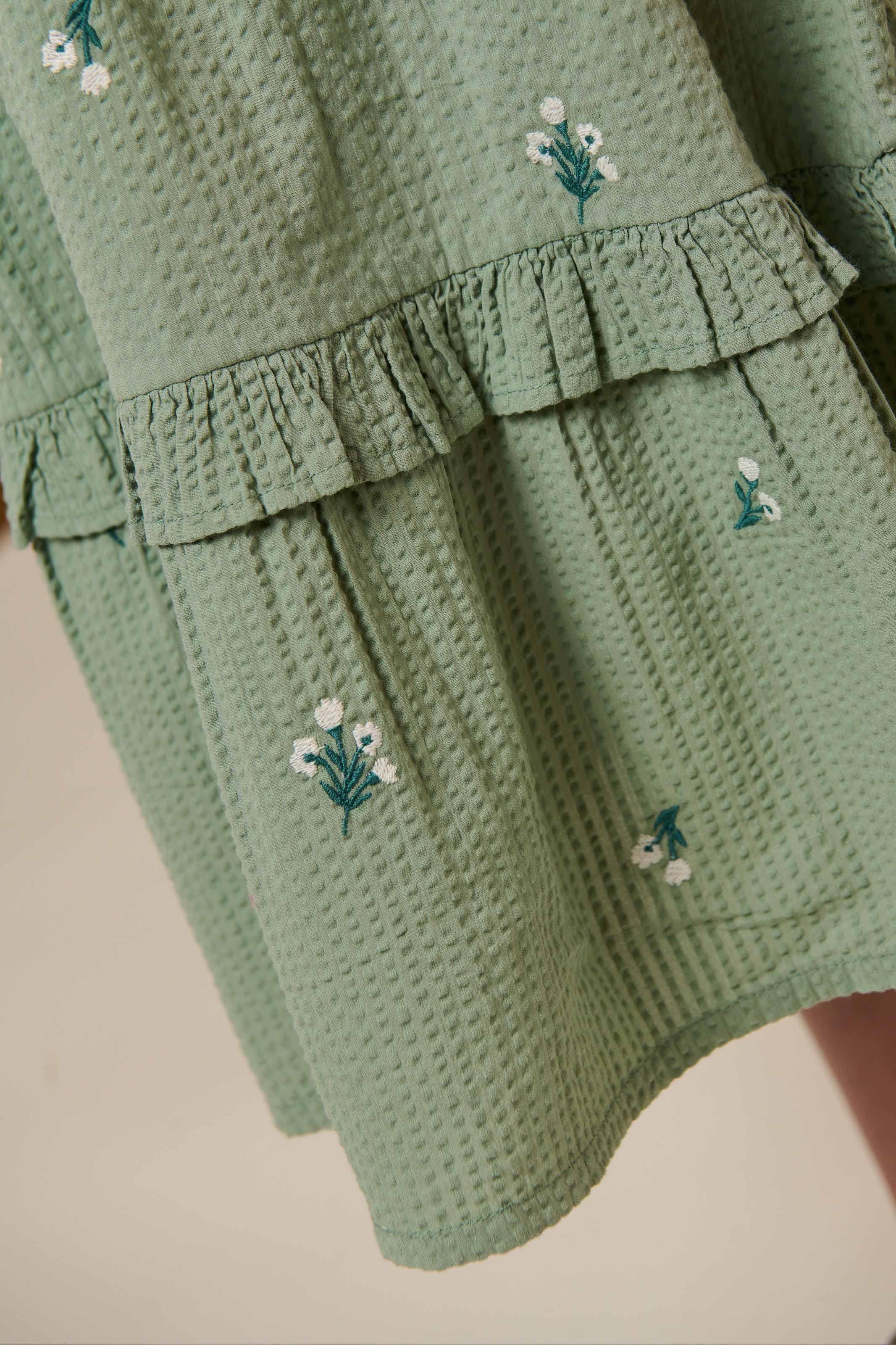 Besticktes Seersucker-Kleid - Kids - Dusty Green | 100976 Nora