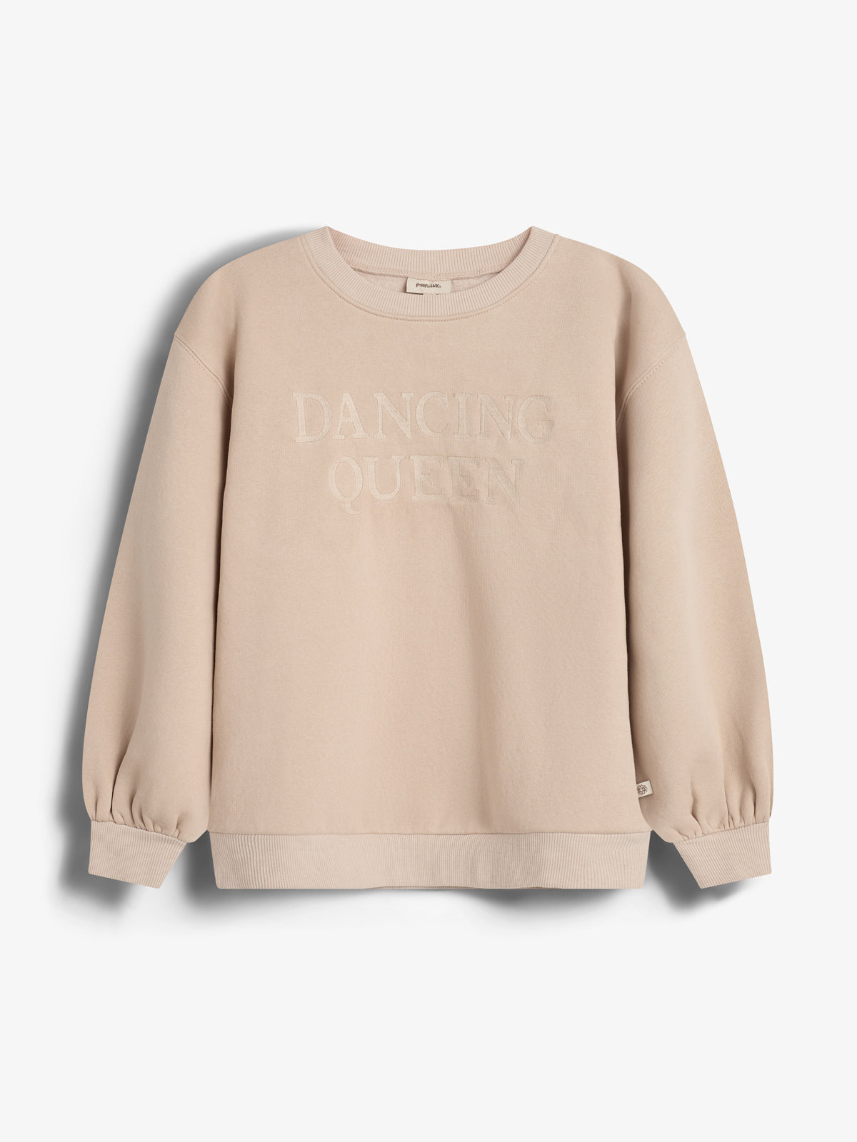 Ein beige Sweatshirt mit gerippten Bündchen und Rundhalsausschnitt zeigt den aufgedruckten Text "DANCING QUEEN". Es hängt vor einem weißen Hintergrund.