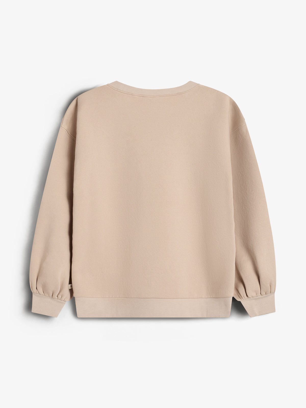Ein beige Sweatshirt hängt faltenfrei, ohne Aufdruck, vor einem weißen Hintergrund. Die Ärmel sind leicht gerafft und das Material wirkt weich und komfortabel.