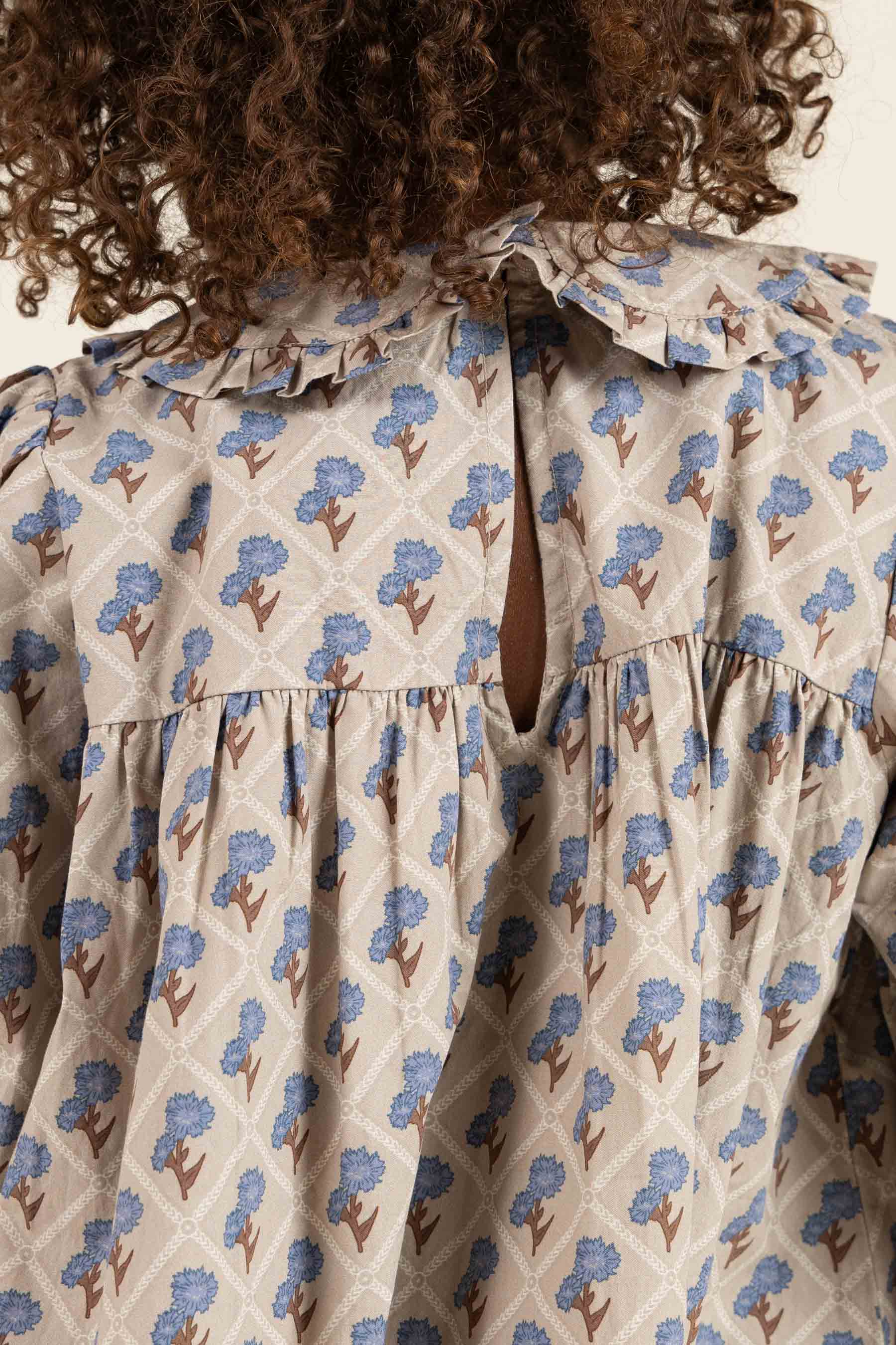 Bedrucktes Kleid aus Baumwollpopeline - Kids - Caffe Latte w. Blue | 100803 Amine