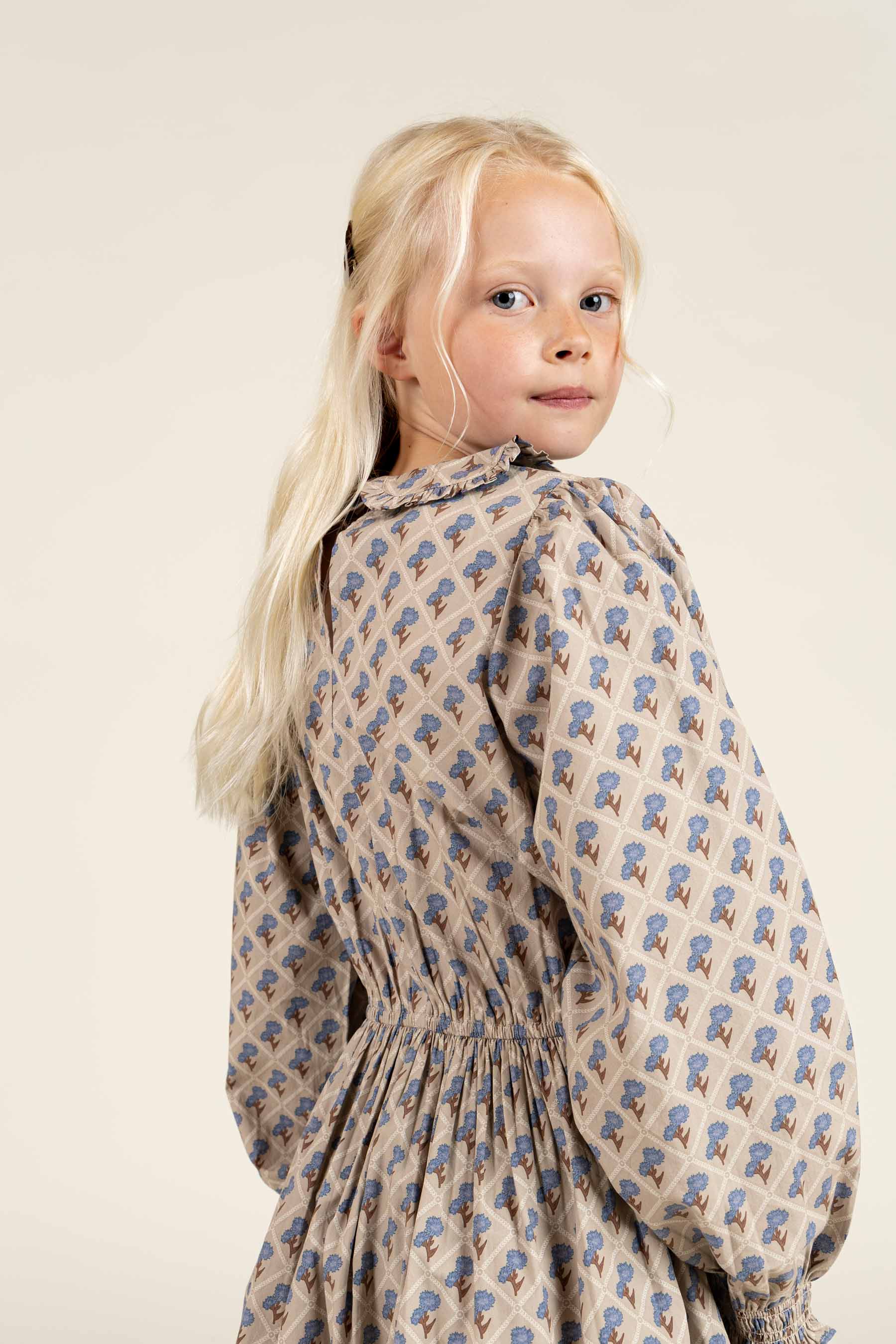 Bedrucktes Kleid aus Baumwollpopeline mit Gummizug in der Taille - Tween - Caffe Latte w. Blue | 100801 Amine