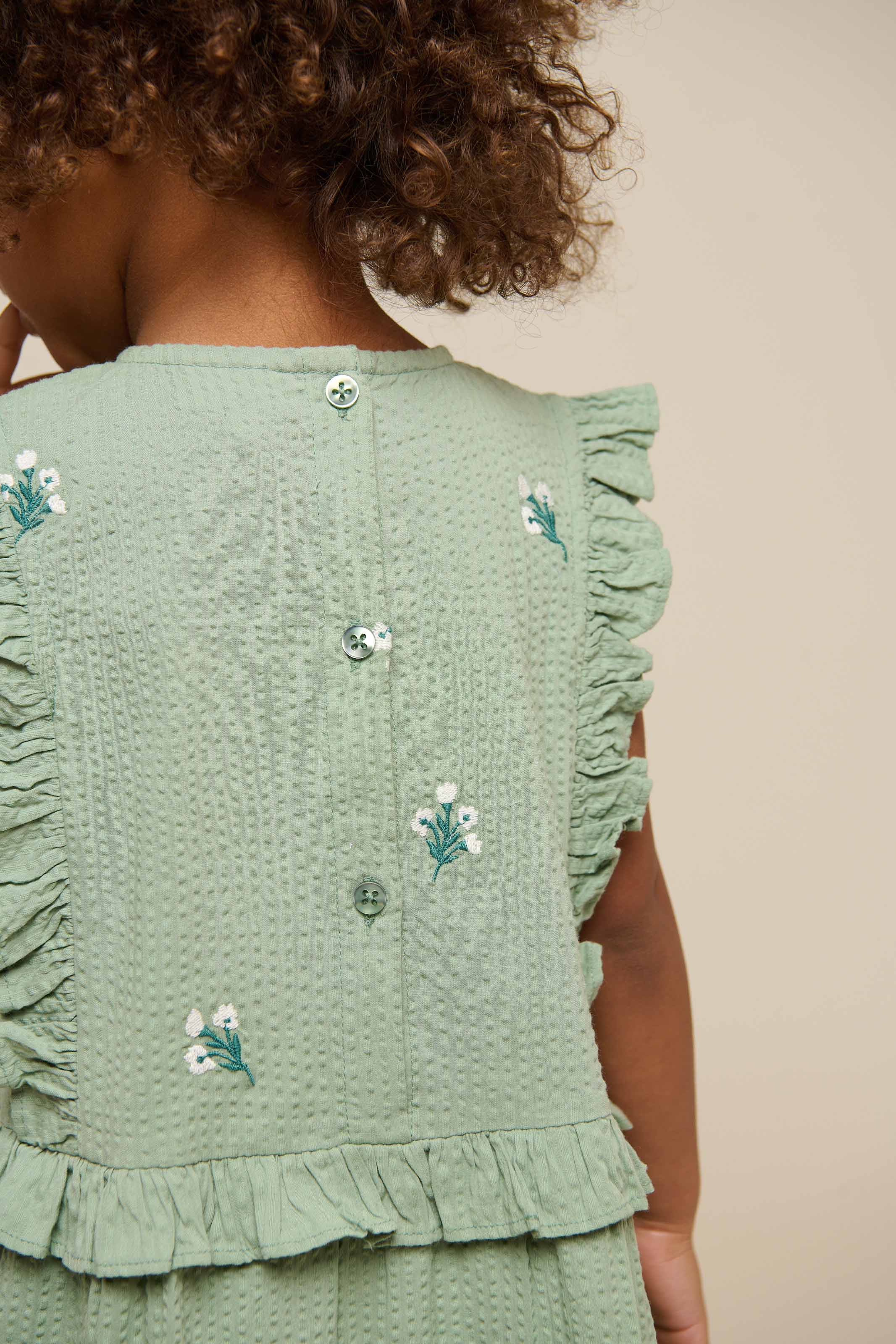 Besticktes Seersucker-Kleid - Kids - Dusty Green | 100976 Nora