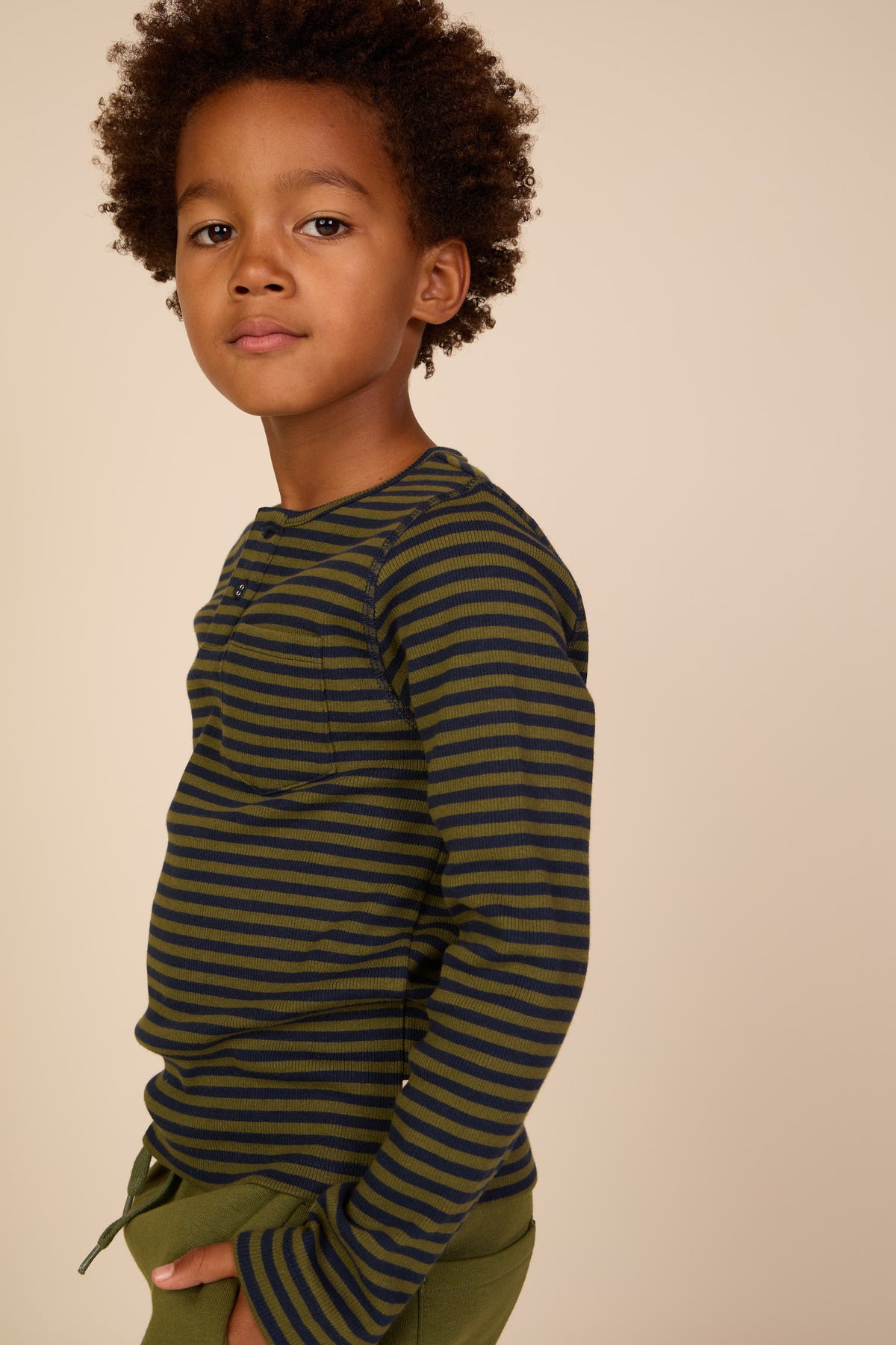 Geripptes Langarmshirt mit Knopfleiste Tween - Moss Green/Navy Stripe | 101596 Conrad