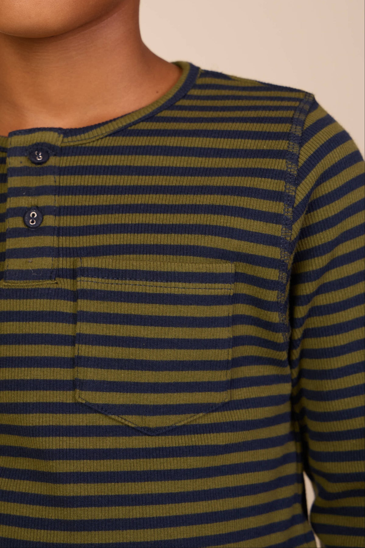 Geripptes Langarmshirt mit Knopfleiste Kids - Moss Green/Navy Stripe | 101595 Conrad