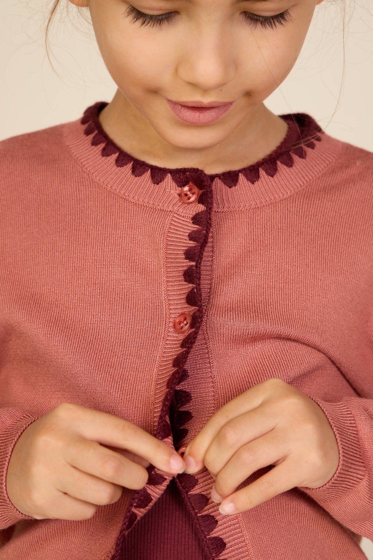 Strickjacke mit Kontrastnähten Tween - Dusty Rose/Bordeaux | 101635 Lia