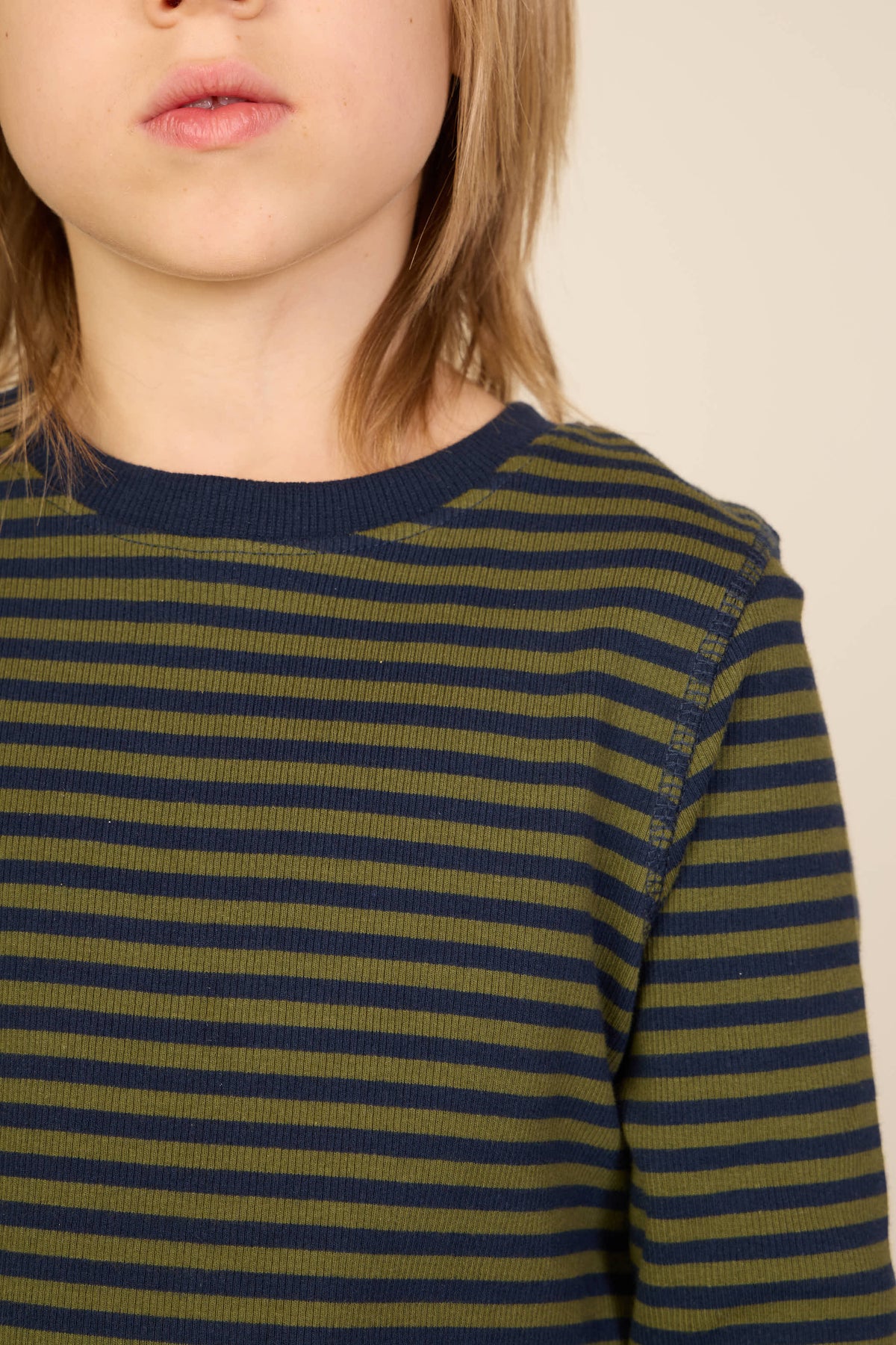 Geripptes Langarmshirt Tween - Moss Green/Navy Stripe | 101602 Conrad