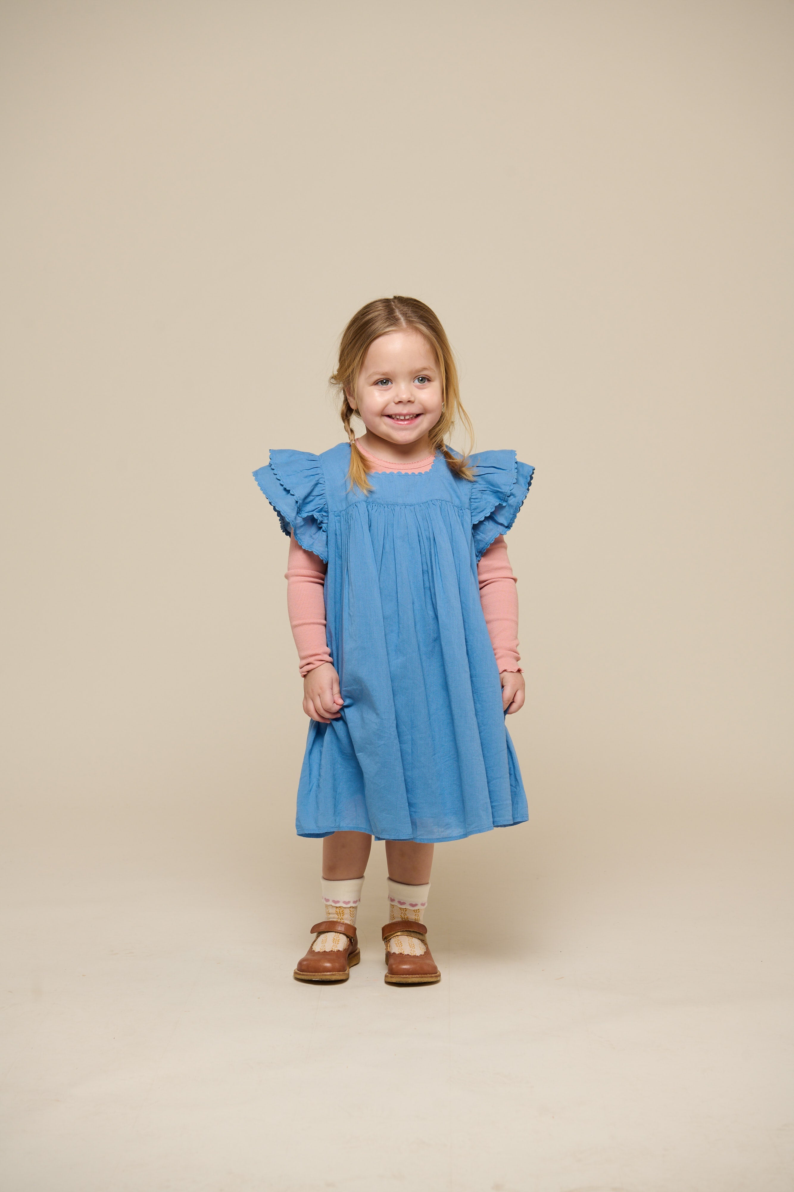 Baumwollkleid mit Zick Zack Rüsche - Kids - Dusty Blue | 101036 Alma
