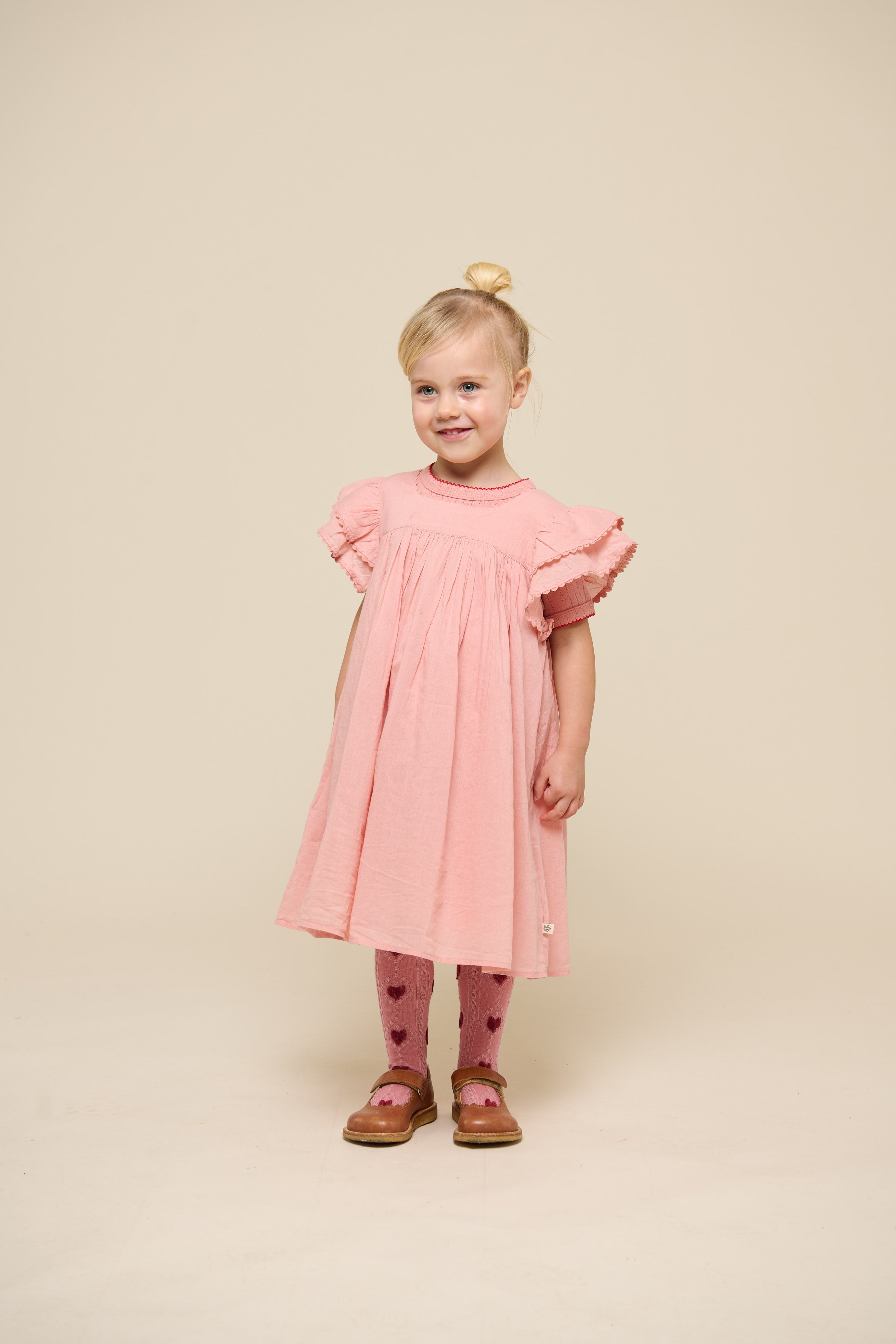 Baumwollkleid mit Zick Zack Rüsche - Kids - Rose Tan | 101034 Alma