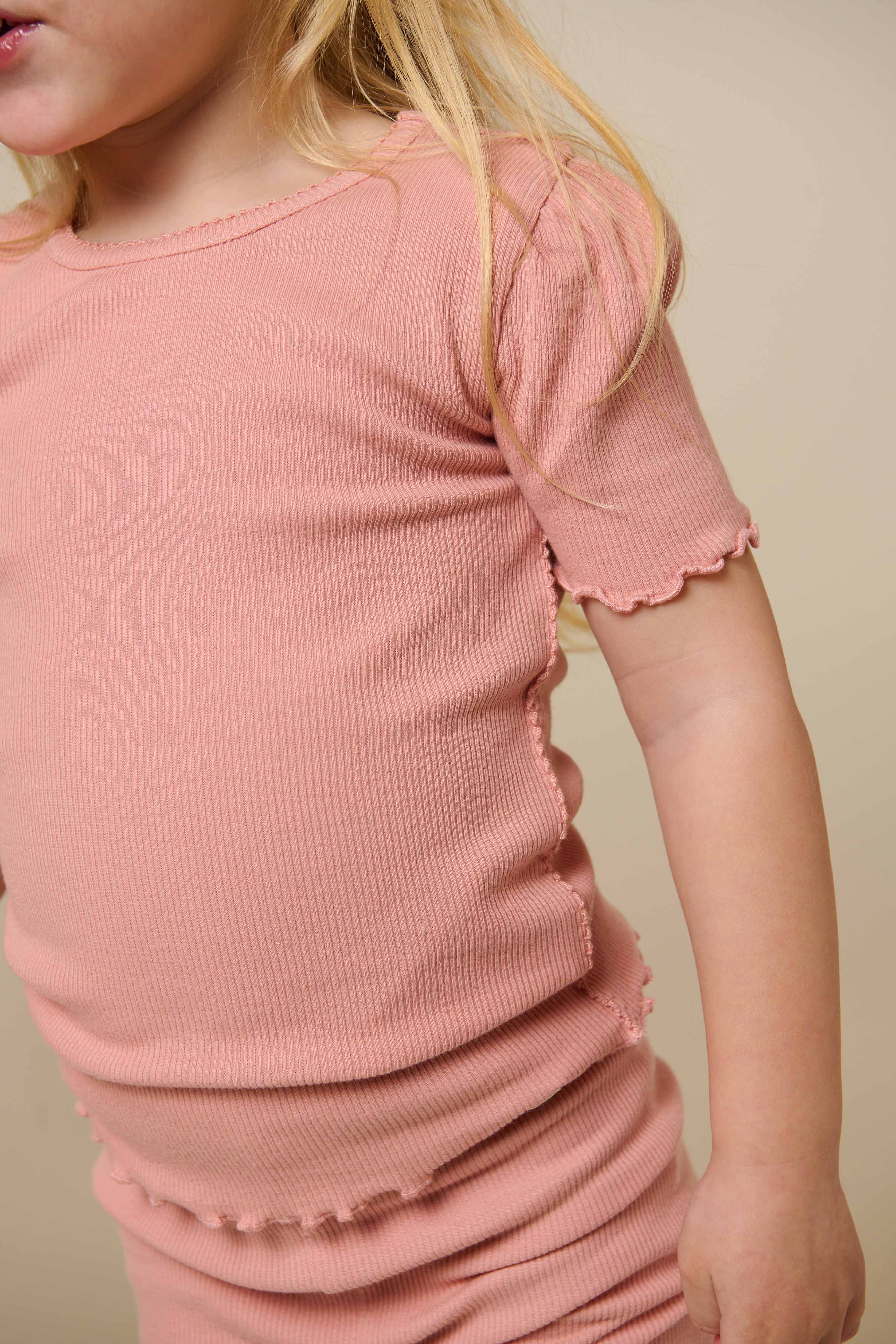 T-Shirt aus Modalripp - Kids - Rose Tan | 101298 Lottie