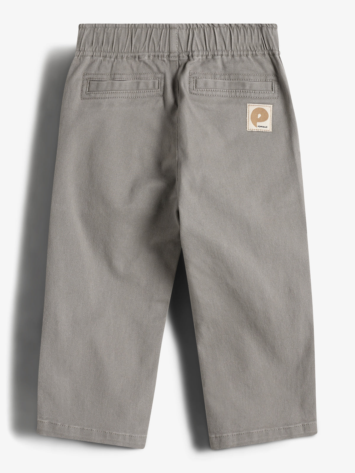 Graue Kinderhose mit elastischem Bund und zwei Gesäßtaschen in einer Studioaufnahme. Ein kleines Logo-Etikett mit der Aufschrift "POPMAN" befindet sich auf der Rückseite, rechts oben.