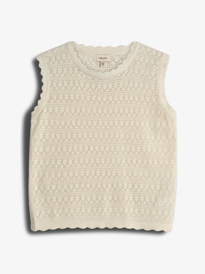 Sleeveless, white knitted top with scalloped edges, featuring a diamond-shaped pattern. Labeled "PULL&BEAR," it lies flat against a white background.