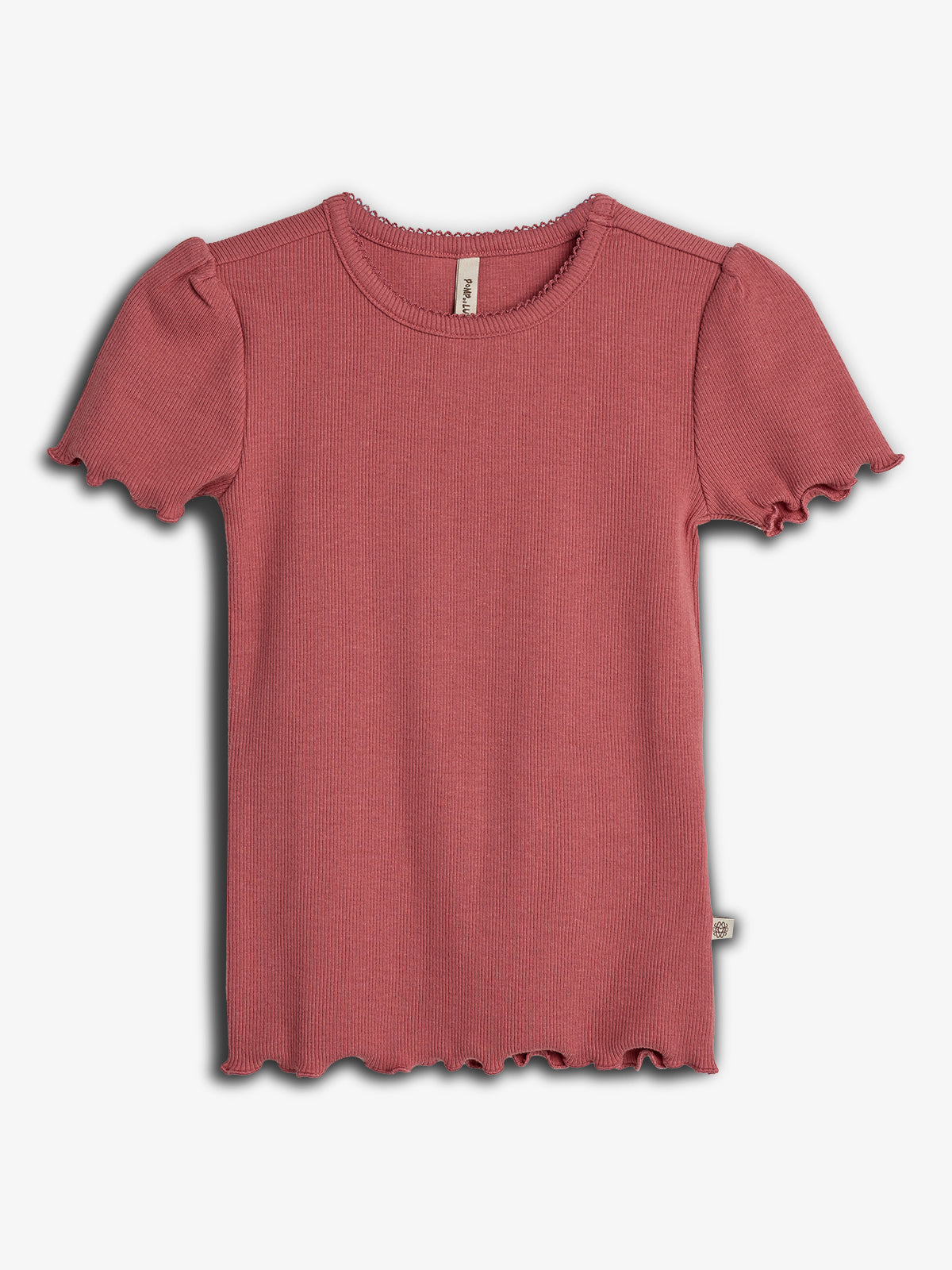 Ein rosa geripptes T-Shirt mit kurzen Puffärmeln liegt flach auf hellem Hintergrund. Am Kragen befindet sich ein kleines Etikett.