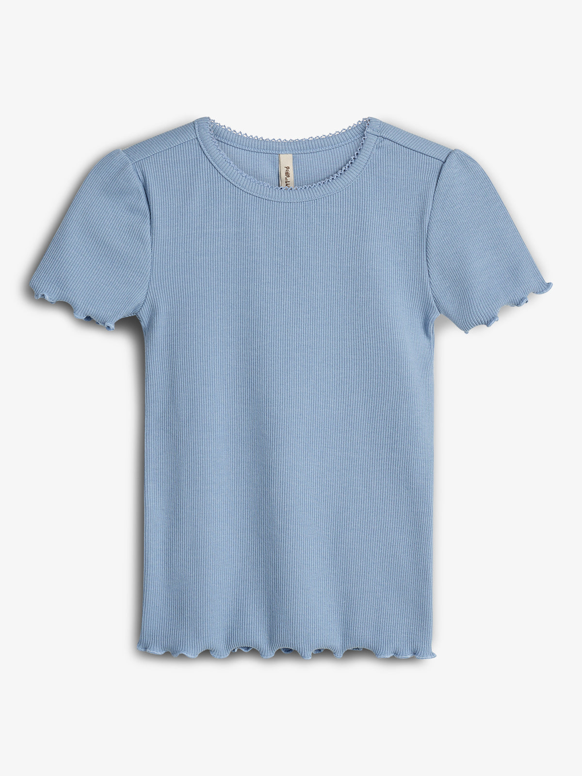 Ein hellblaues T-Shirt liegt flach da. Es hat kurze Ärmel mit gewelltem Rand und ist aus einem gerippten Stoff gefertigt. Im Hintergrund befindet sich ein neutraler, weißer Hintergrund.