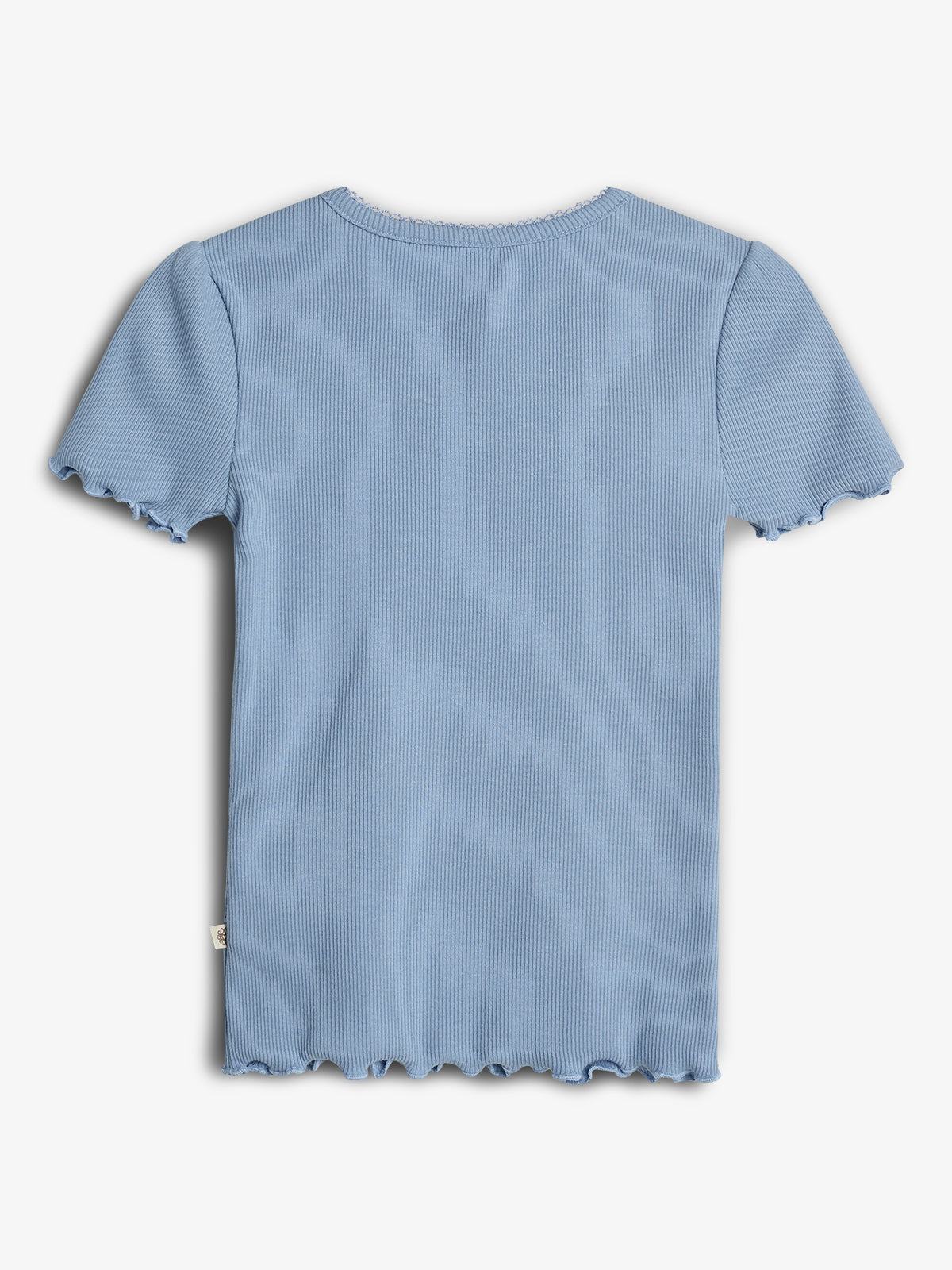 Ein hellblaues geripptes T-Shirt liegt auf einer flachen, grauen Oberfläche. Es hat kurze Ärmel und gewellte Säume an Ärmeln und Abschluss.