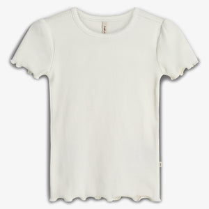 Ein weißes, geripptes T-Shirt mit kurzen Ärmeln liegt flach, die Kanten sind leicht gewellt. Im Halsbereich befindet sich ein kleines Etikett mit der Aufschrift "Name it".