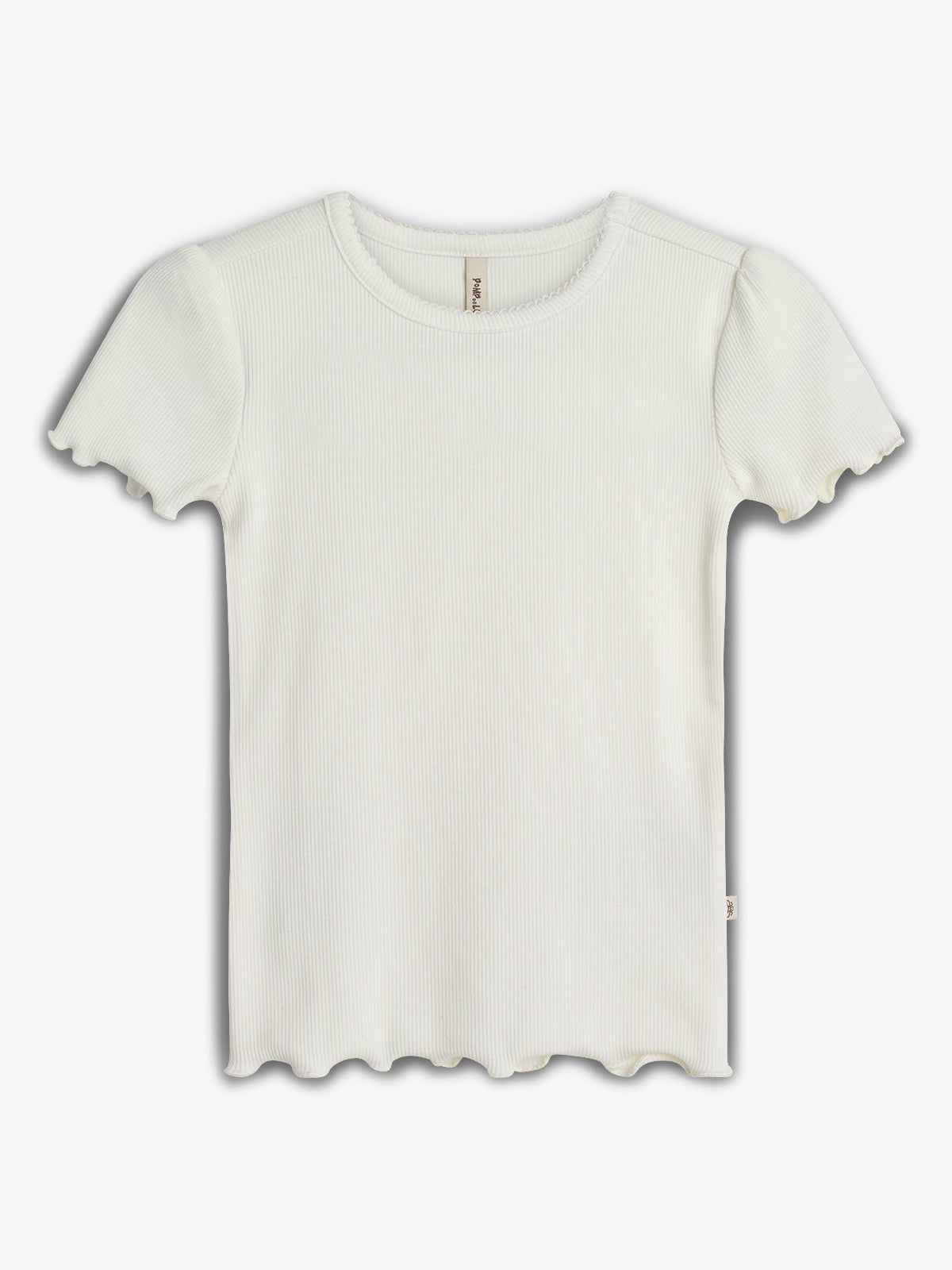Ein weißes, geripptes T-Shirt mit kurzen Ärmeln liegt flach, die Kanten sind leicht gewellt. Im Halsbereich befindet sich ein kleines Etikett mit der Aufschrift "Name it".