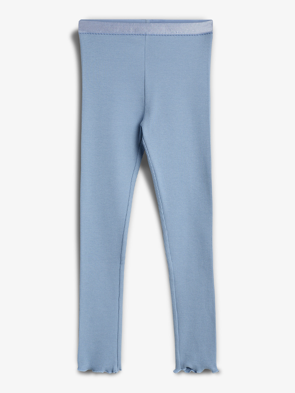 Eine hellblaue Leggings hängt ruhig. Sie ist aus einem gerippten Stoff gemacht, mit einem elastischen Bund und gekräuselten Abschlüssen, auf einem neutralen Hintergrund.
