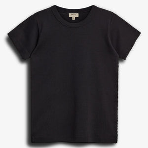 Ein schwarzes T-Shirt liegt flach auf einem weißen Hintergrund. Es hat kurze Ärmel und einen runden Halsausschnitt. Im Krageninneren steht der Text: "prim. studio kids 140".