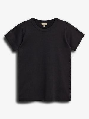 Ein schwarzes T-Shirt liegt flach auf einem weißen Hintergrund. Es hat kurze Ärmel und einen runden Halsausschnitt. Im Krageninneren steht der Text: "prim. studio kids 140".