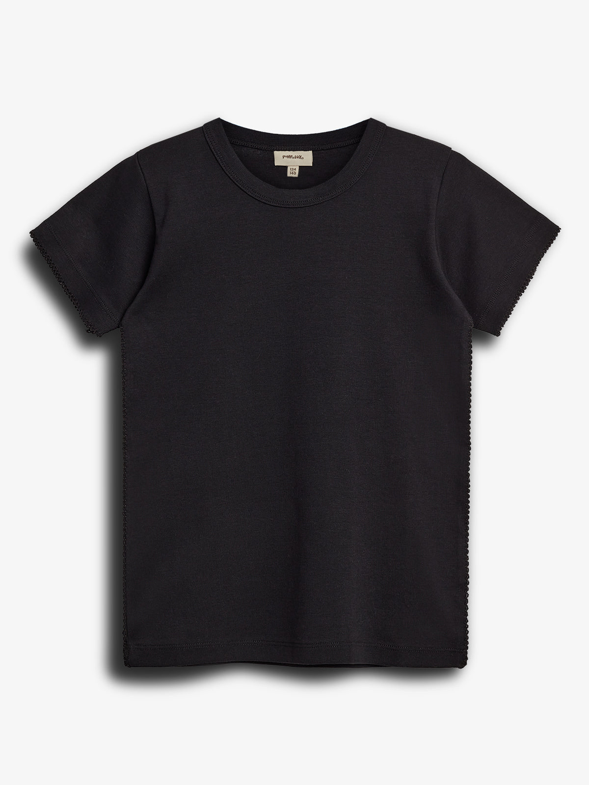 Ein schwarzes T-Shirt liegt flach auf einem weißen Hintergrund. Es hat kurze Ärmel und einen runden Halsausschnitt. Im Krageninneren steht der Text: "prim. studio kids 140".