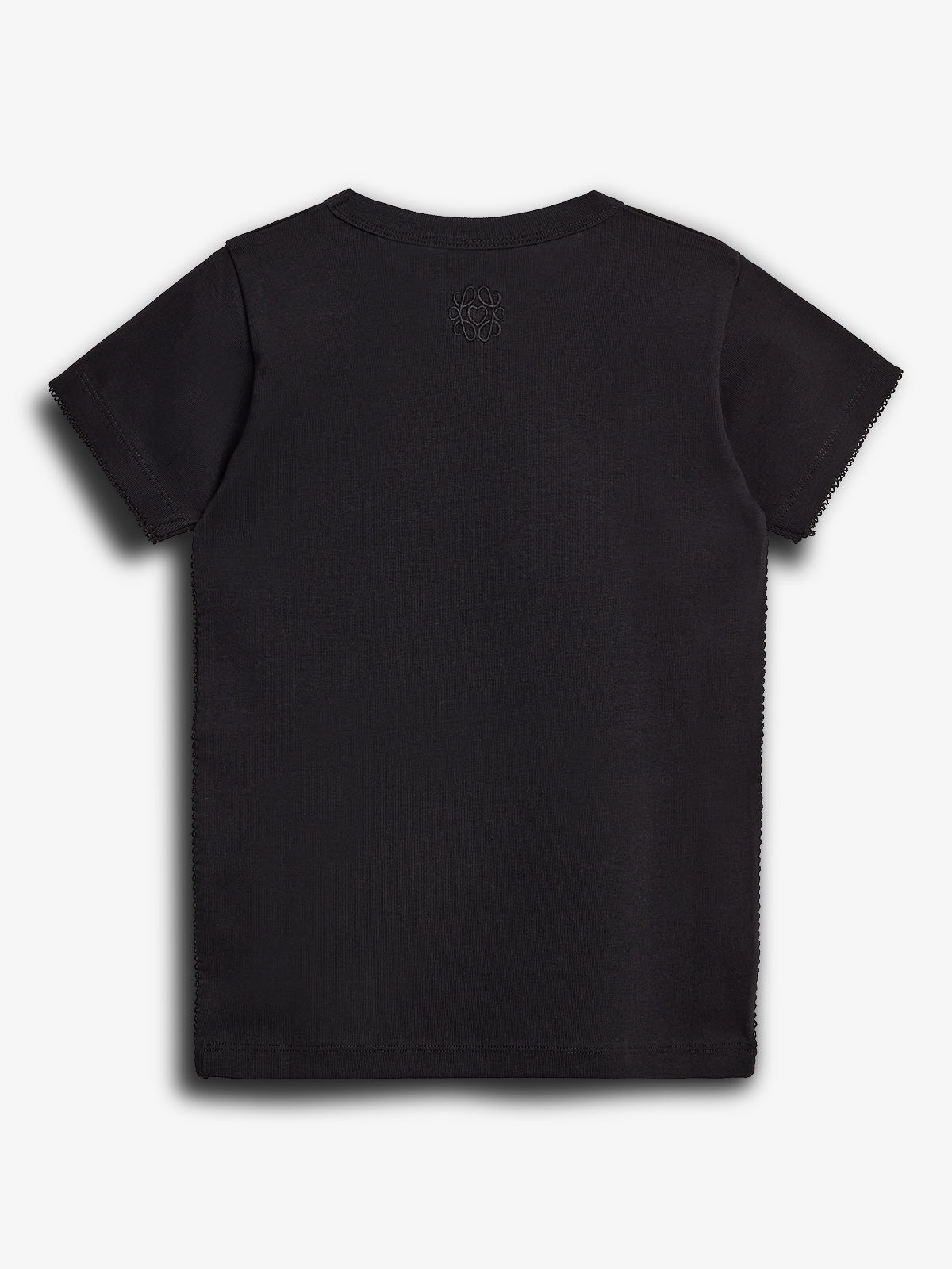 Schwarzes T-Shirt, rückseitig dargestellt, mit einem subtilen gestickten Logo unter dem Kragen; auf weißem Hintergrund platziert.