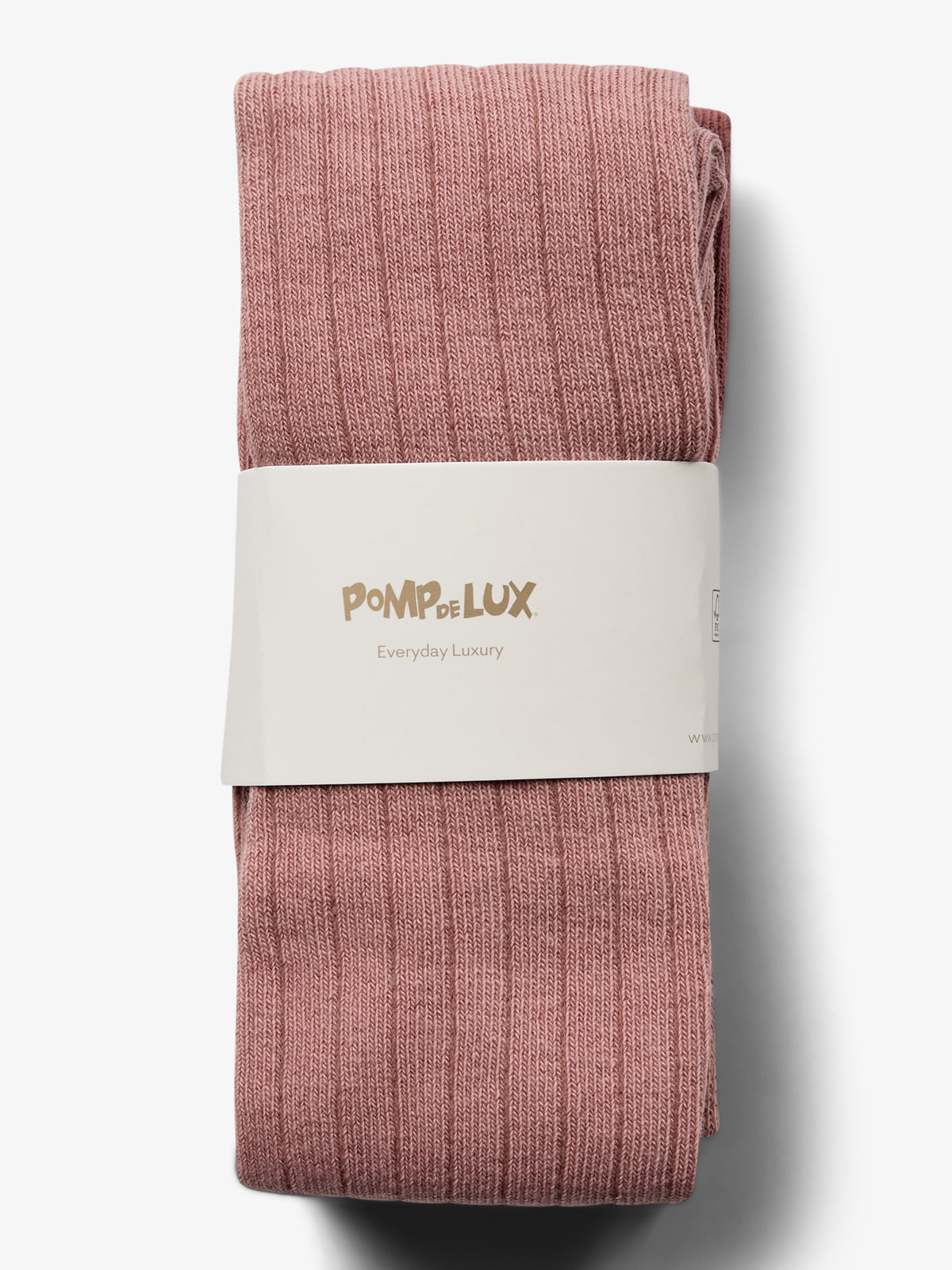Ein gefaltetes, rosafarbenes Strickbekleidungsstück wird von einer weißen Banderole gehalten. Auf der Banderole steht „POMPdeLUX Everyday Luxury“. Die Umgebung ist schlicht und hell.