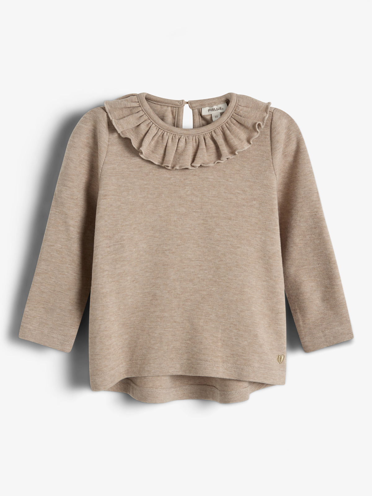 Ein beige Pullover mit langen Ärmeln und Rüschendetail am Hals hängt vor einem weißen Hintergrund. Ein kleines Metallemblem befindet sich am unteren Rand.