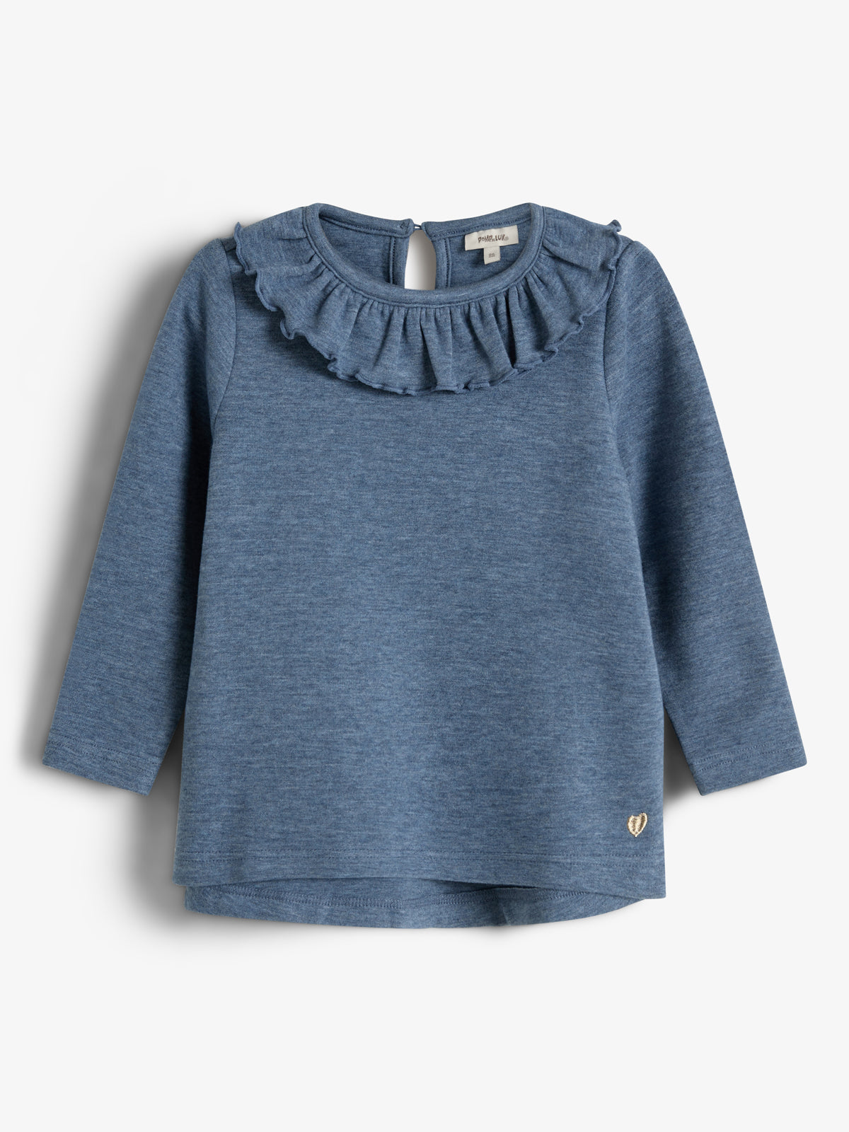Ein blaues Sweatshirt für Kinder mit Rüschenausschnitt und langen Ärmeln, präsentiert auf einem neutralen Hintergrund. Ein kleiner, goldener Herz-Logo befindet sich unten rechts.