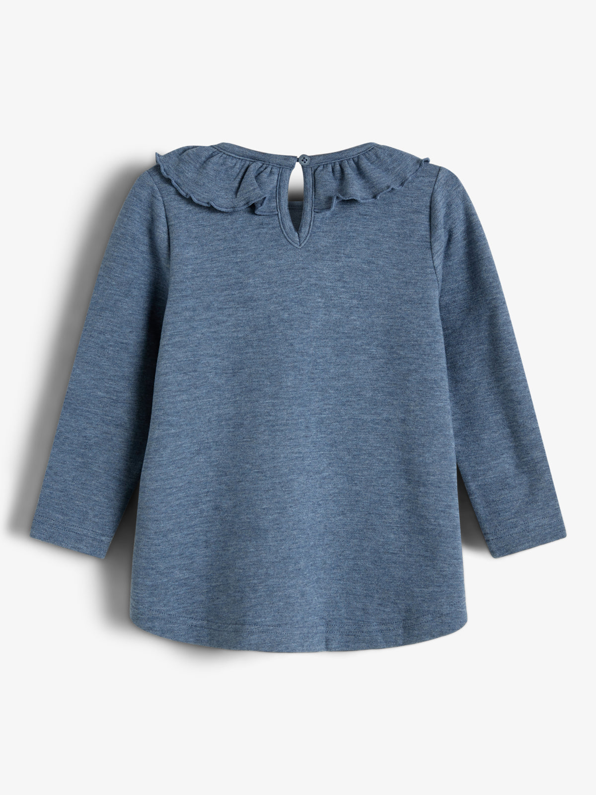 Ein blaues, langärmeliges Shirt mit Rüschenkragen liegt flach vor einem weißen Hintergrund. Der Kragen hat einen kleinen Schlitz mit Knopfverschluss.