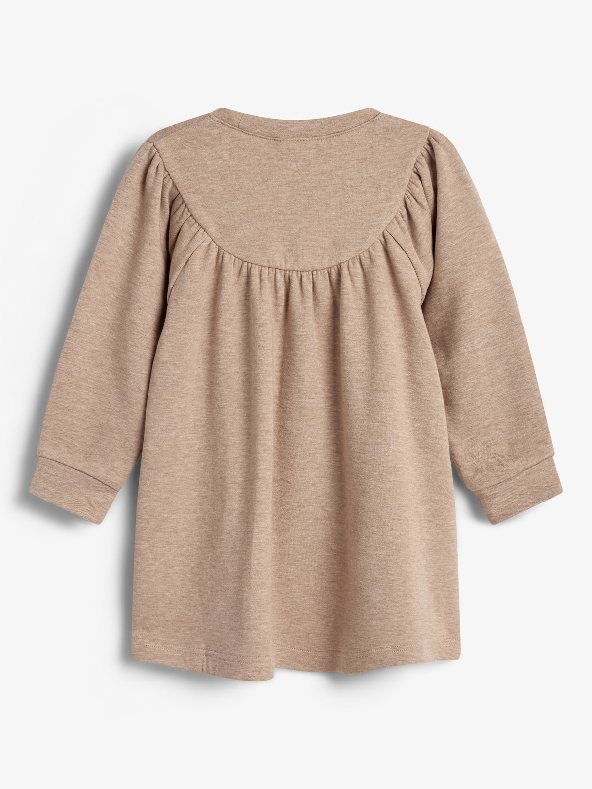 Ein beige Babyoberteil mit langen Ärmeln, leicht geraffter Rückenpartie, hängt vor einem weißen Hintergrund.