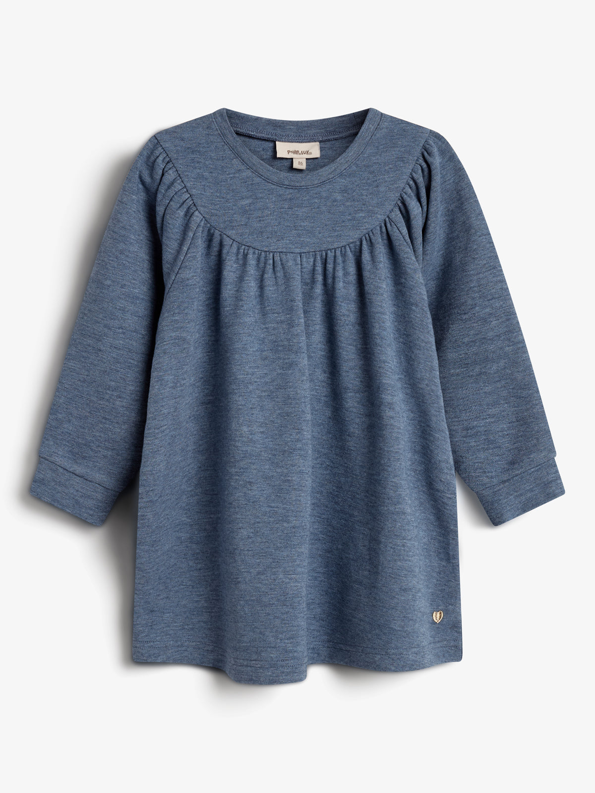 Ein langärmeliges, blaugraues Kleid aus weichem Stoff hängt ruhig vor einem weißen Hintergrund. Der Schnitt ist einfach und bequem, mit einer kleinen goldenen Verzierung am Saum.