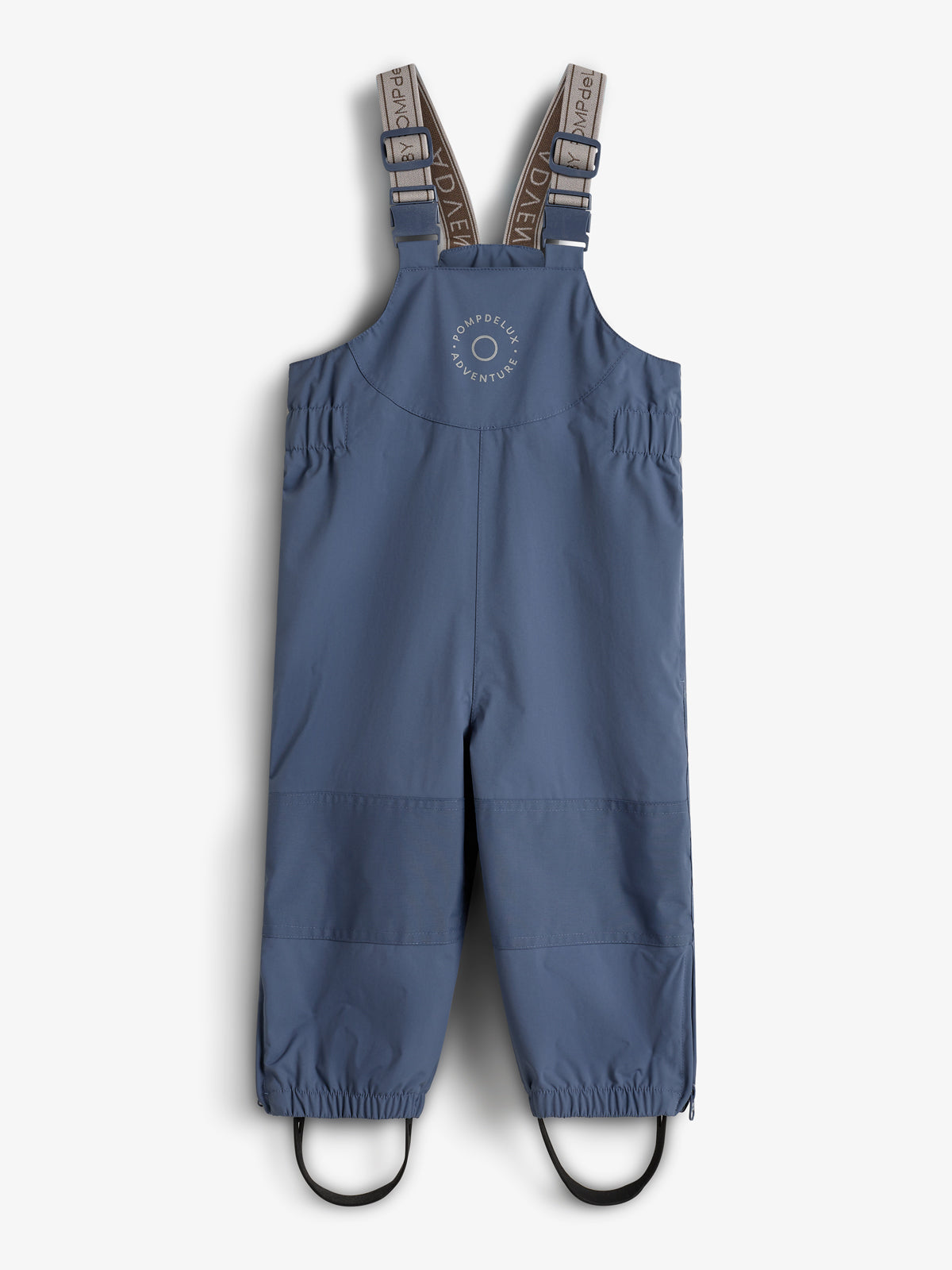 Eine blaue Kinderregenhose mit verstellbaren Trägern ist auf einem neutralen Hintergrund dargestellt. Auf der Brust steht: "ROMPDE LUX ADVENTURE".