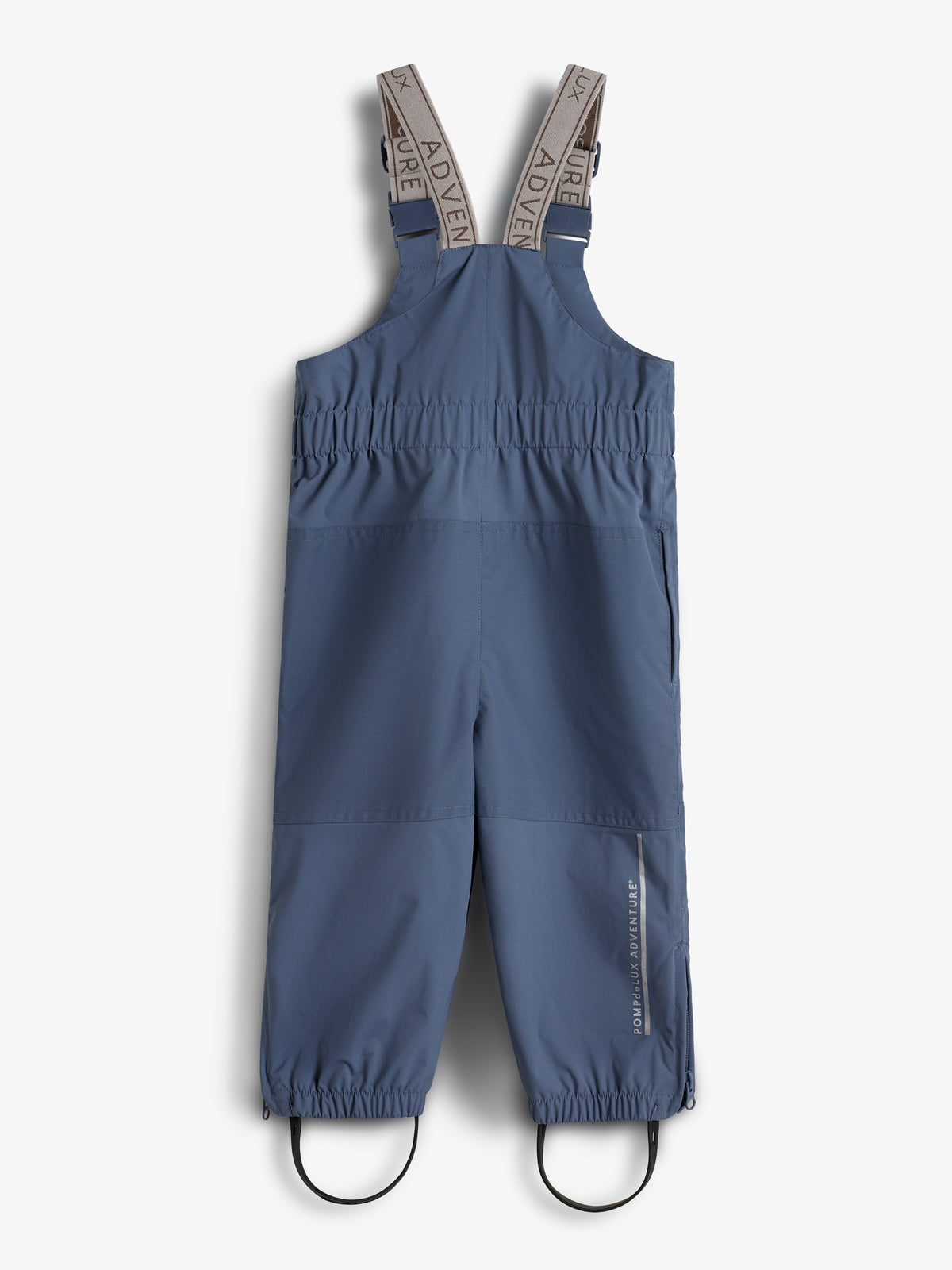 Blaue Kinderregenhose mit elastischen Trägern und Fußsteghalterungen. Auf den Trägern steht "ADVENTURE", am Bein "POMPdeLUX ADVENTURE". Sie hängt vor einem weißen Hintergrund.
