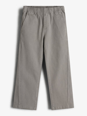 Graue Hose mit elastischem Bund hängt flach in der Luft; einfache, gerade Passform auf weißem Hintergrund ohne Dekorationen.