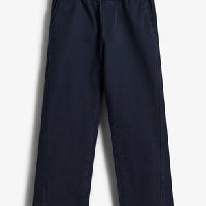 Dunkelblaue Hose liegt flach mit elastischem Bund und zwei Seitentaschen auf weißem Hintergrund.