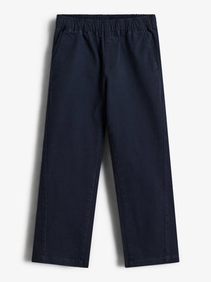 Dunkelblaue Hose liegt flach mit elastischem Bund und zwei Seitentaschen auf weißem Hintergrund.