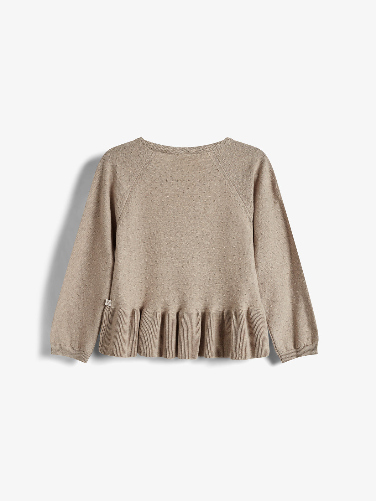 Beigefarbener Pullover mit langen Ärmeln und strukturiertem Muster. Der Saum ist gerippt und gerüscht. Hintergrund ist einfarbig weiß.