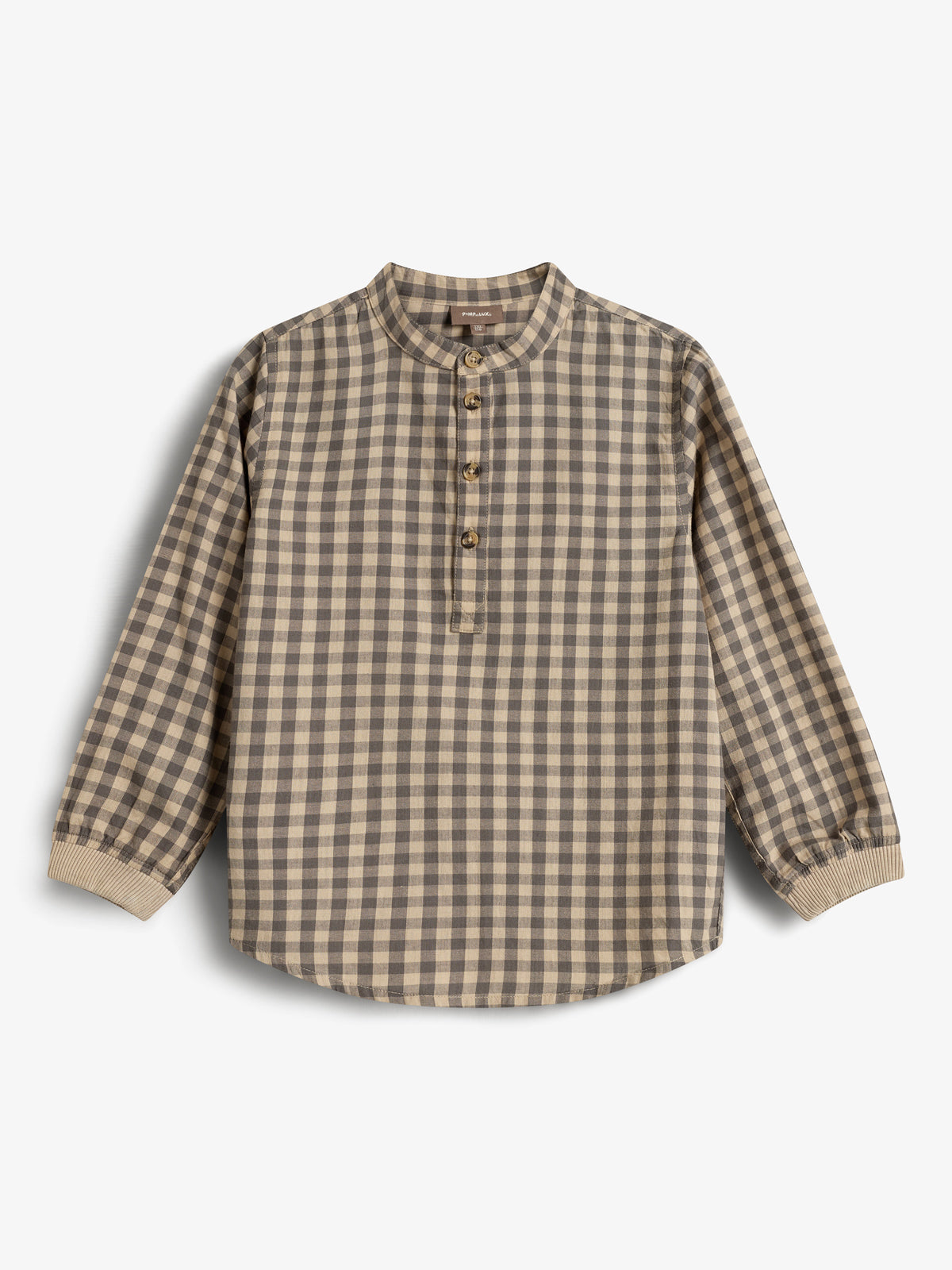 Das langärmelige Hemd hat ein kariertes Muster in Beige und Braun mit Knopfleiste und Stehkragen. Es liegt flach auf einem weißen Hintergrund.