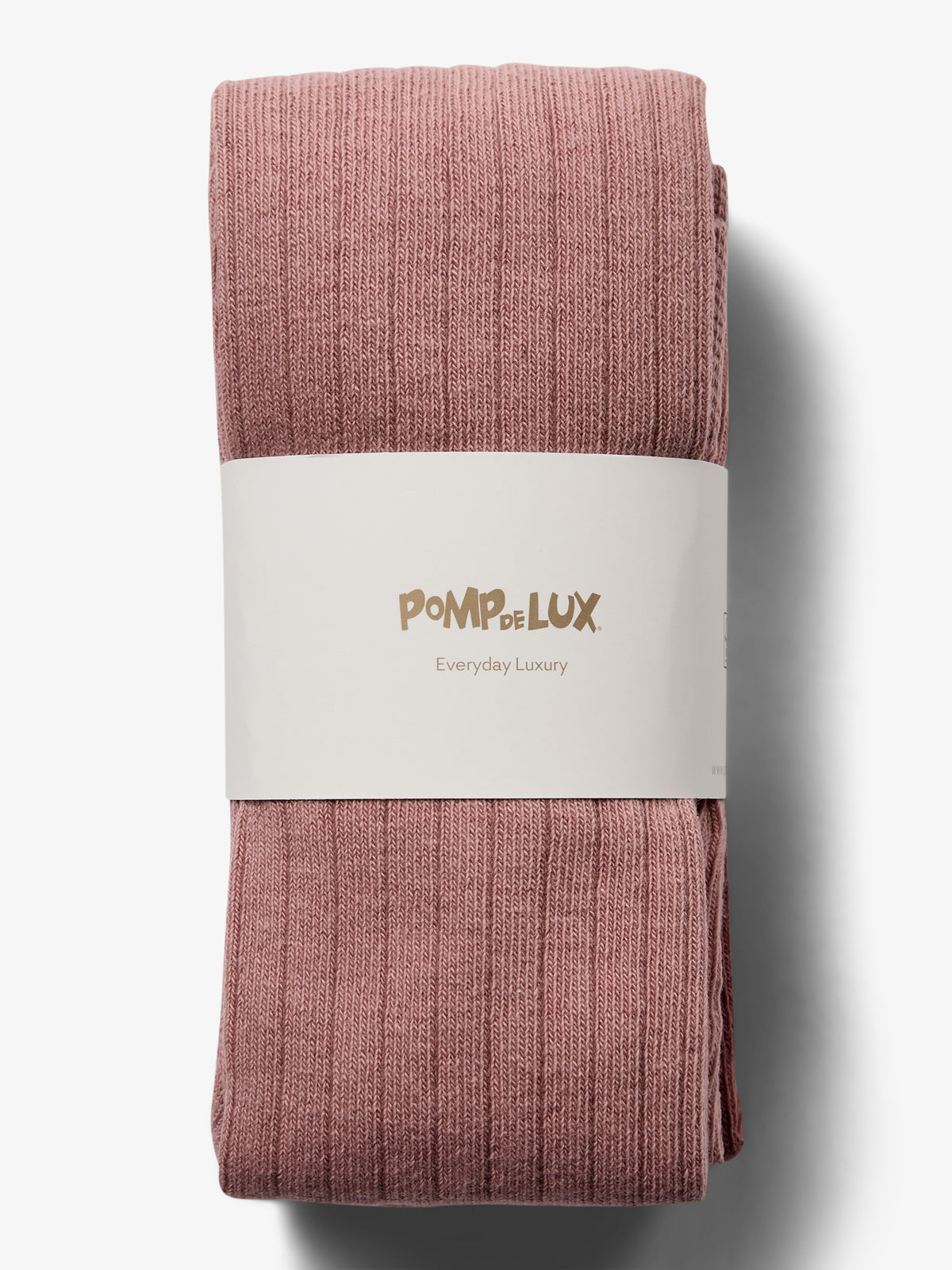 Rosa Strumpfhose, ordnungsgemäß gefaltet, umwickelt mit einem weißen Band. Auf dem Band steht „POMPdeLUX“ und „Everyday Luxury“. Der Hintergrund ist schlicht weiß.