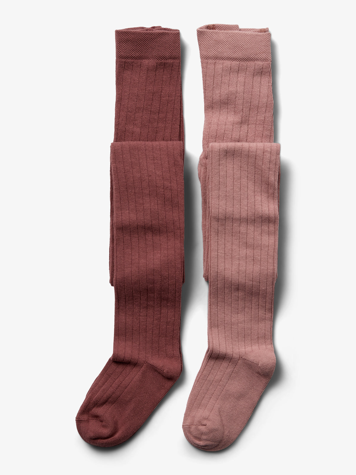 Zwei Paar Strumpfhosen liegen nebeneinander. Die linke Strumpfhose ist dunkelrot, die rechte rosafarben. Beide haben ein geripptes Muster und befinden sich auf einem weißen Hintergrund.