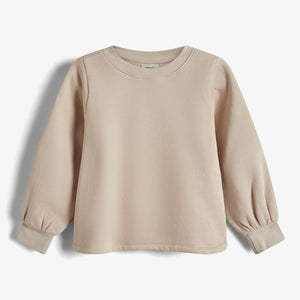 Beiger Pullover liegt flach auf weißem Hintergrund. Lange Ärmel mit Bündchen und ein Rundhalsausschnitt definieren das Kleidungsstück. Einfaches, ungemustertes Design ohne sichtbaren Text oder Aufdruck.