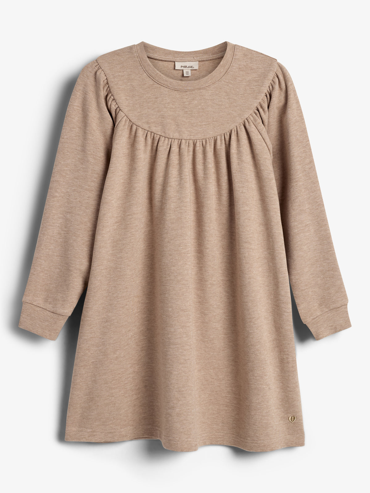 Ein beige Kinderkleid mit langen Ärmeln, Rundhalsausschnitt und gerafftem Brustbereich, hängt vor einem weißen Hintergrund. Im Nackenetikett steht "smile_love".