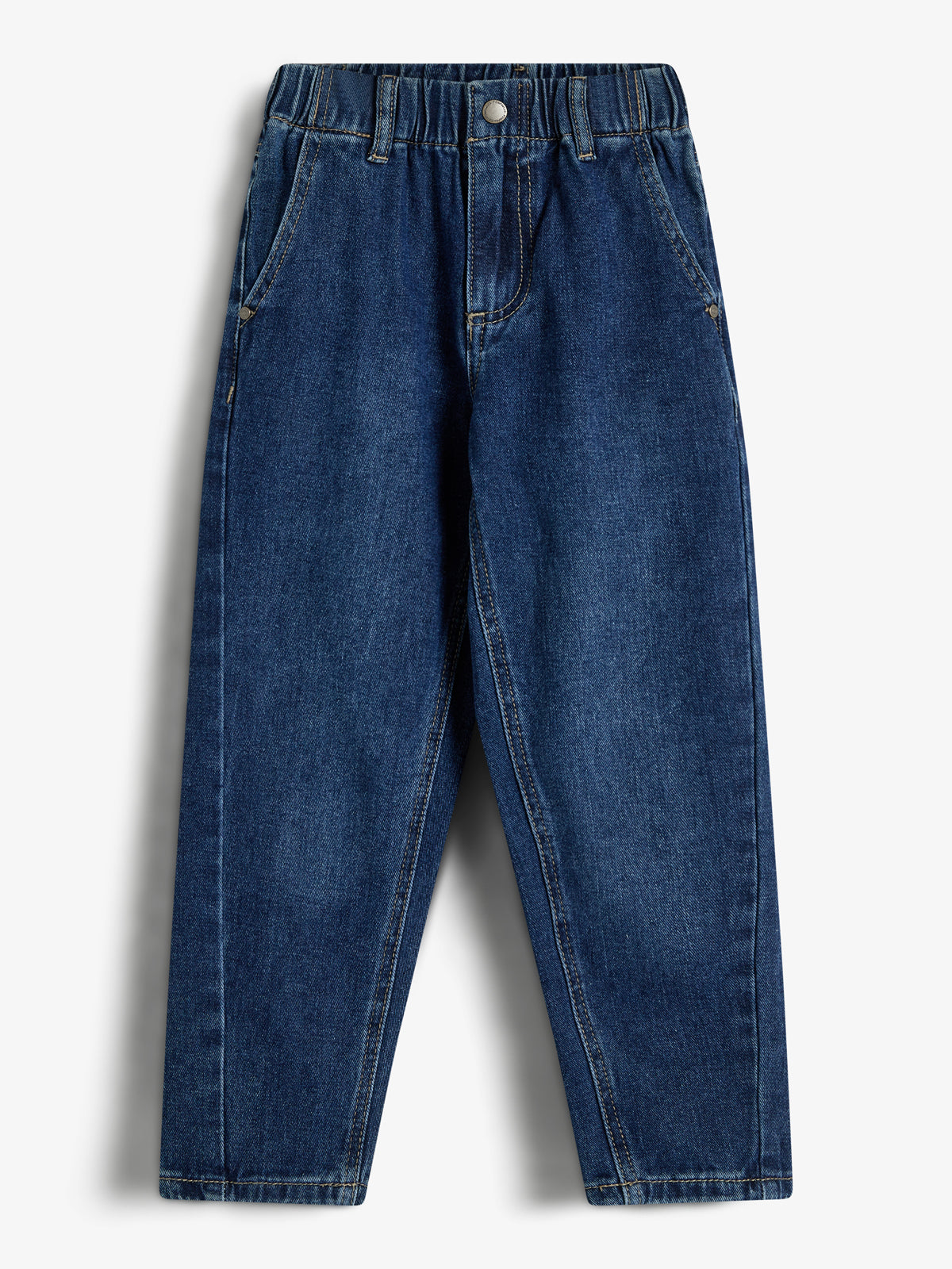 Eine blaue Jeanshose liegt flach auf einer weißen Oberfläche, präsentiert ohne Falten. Sie hat einen elastischen Bund, zwei Vordertaschen und abgeschnittene Enden.