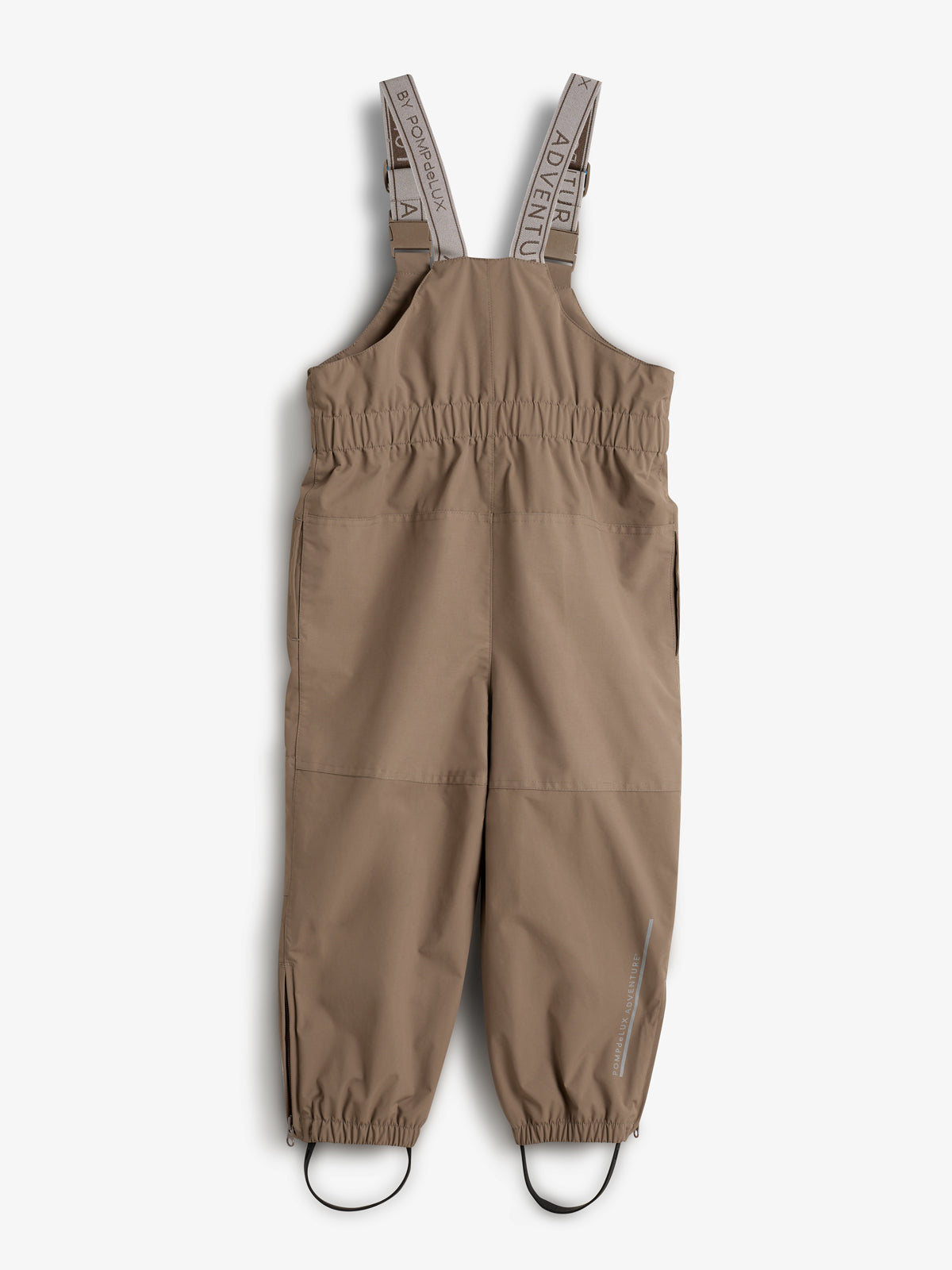 Ein brauner Kinder-Regenoverall mit verstellbaren Trägern und elastischen Bündchen. Text auf den Trägern: "ADVENTURE BY POLARN O. PYRET". Der Hintergrund ist schlicht weiß.