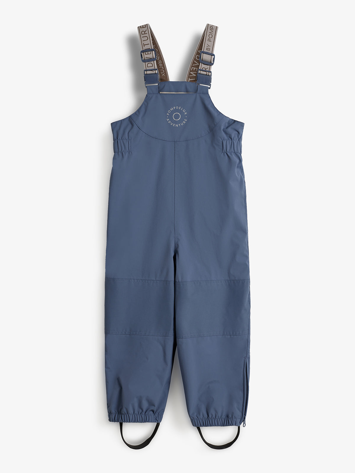 Ein blauer Kinder-Schneeoverall hängt gerade mit elastischen Trägern, die mit "ADVENTURE BY POMPDELUX" beschriftet sind, auf einer weißen Fläche. Text auf der Brust: "POMPDELUX ADVENTURE".