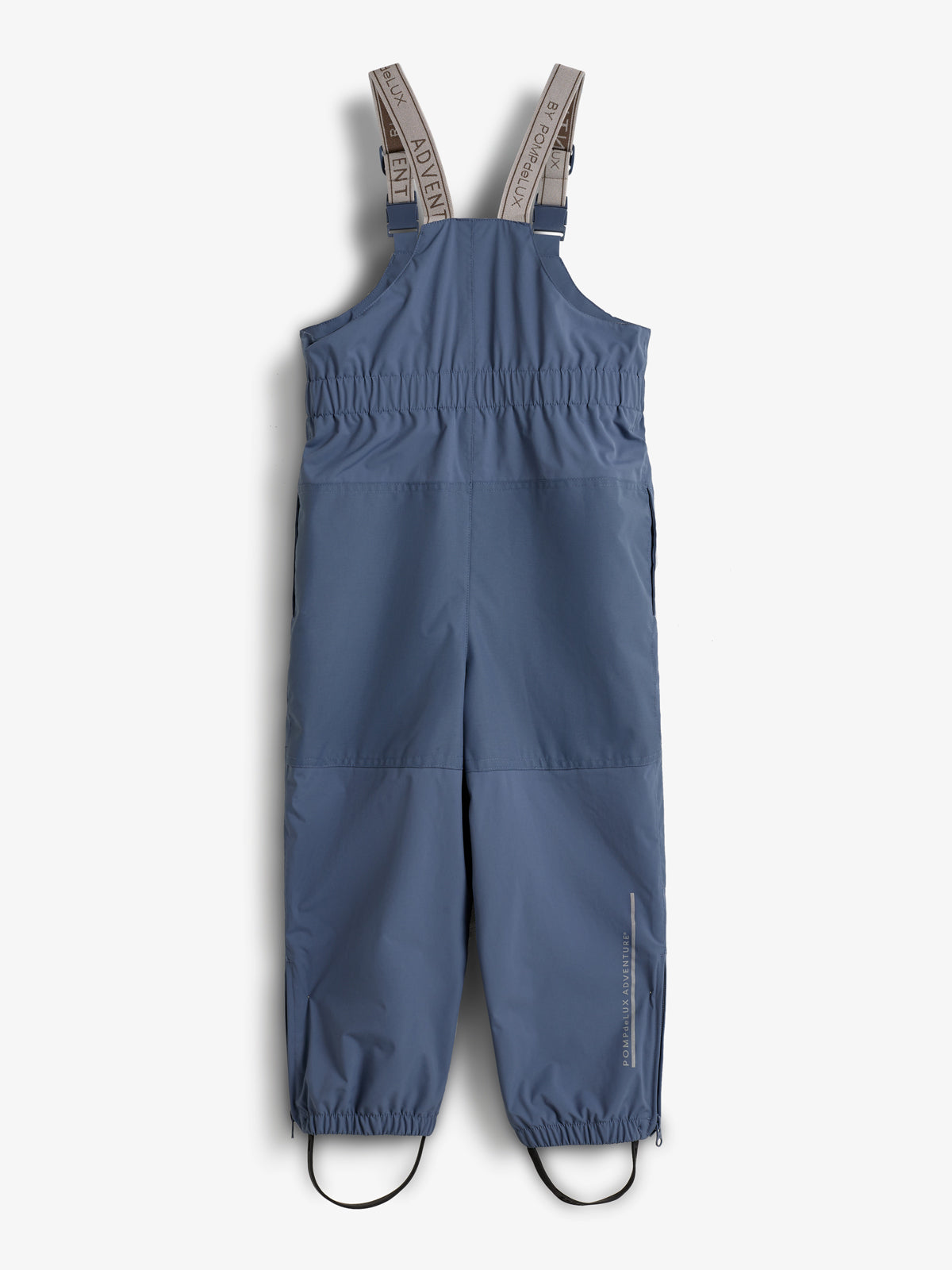 Eine blaue Kinder-Regenhose mit Trägern hängt an einem Bügel. Elastische Bündchen und verstellbare Träger sorgen für Halt. Der Text auf den Trägern lautet "ADVENTURE".