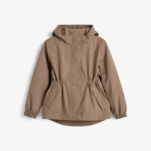 Eine beige Jacke mit Kapuze und elastischen Bündchen, liegt flach auf weißem Hintergrund. Sie hat zwei Vordertaschen und einen Kordelzug an der Taille.